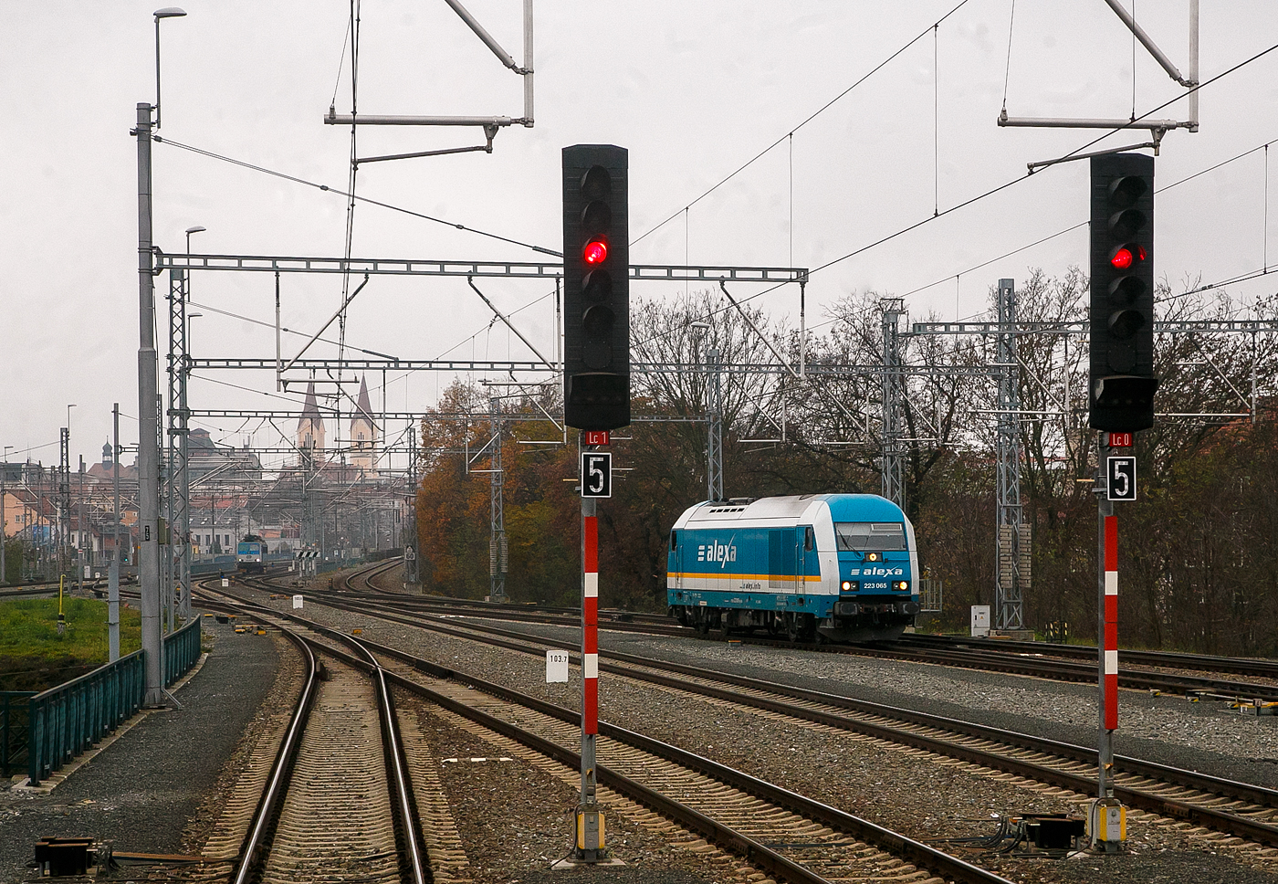 Die alexa 223 065 (92 80 1223 065-4 D-DLB) wurde nun (am 22.11.2022) vom EX 357 (alek RE 25) im Hauptbahnhof Pilsen (Plzeň hlavní nádra¸í) gelöst und rangiert nun um den Gegenzug von Prag nach München zu übernehmen. Für die Weiterfahrt nach Prag (Praha) wurde nun an EX 357 eine E-Lok der BR 362 der ČD (České dráhy / Tschechische Bahnen) gekuppelt. 

Hinten rangiert die CD 362 046-5 (CZ-ČD 91 54 7 362 046-5), sie hatte den Gegenzug von Prag nach Pilsen gezogen. 
