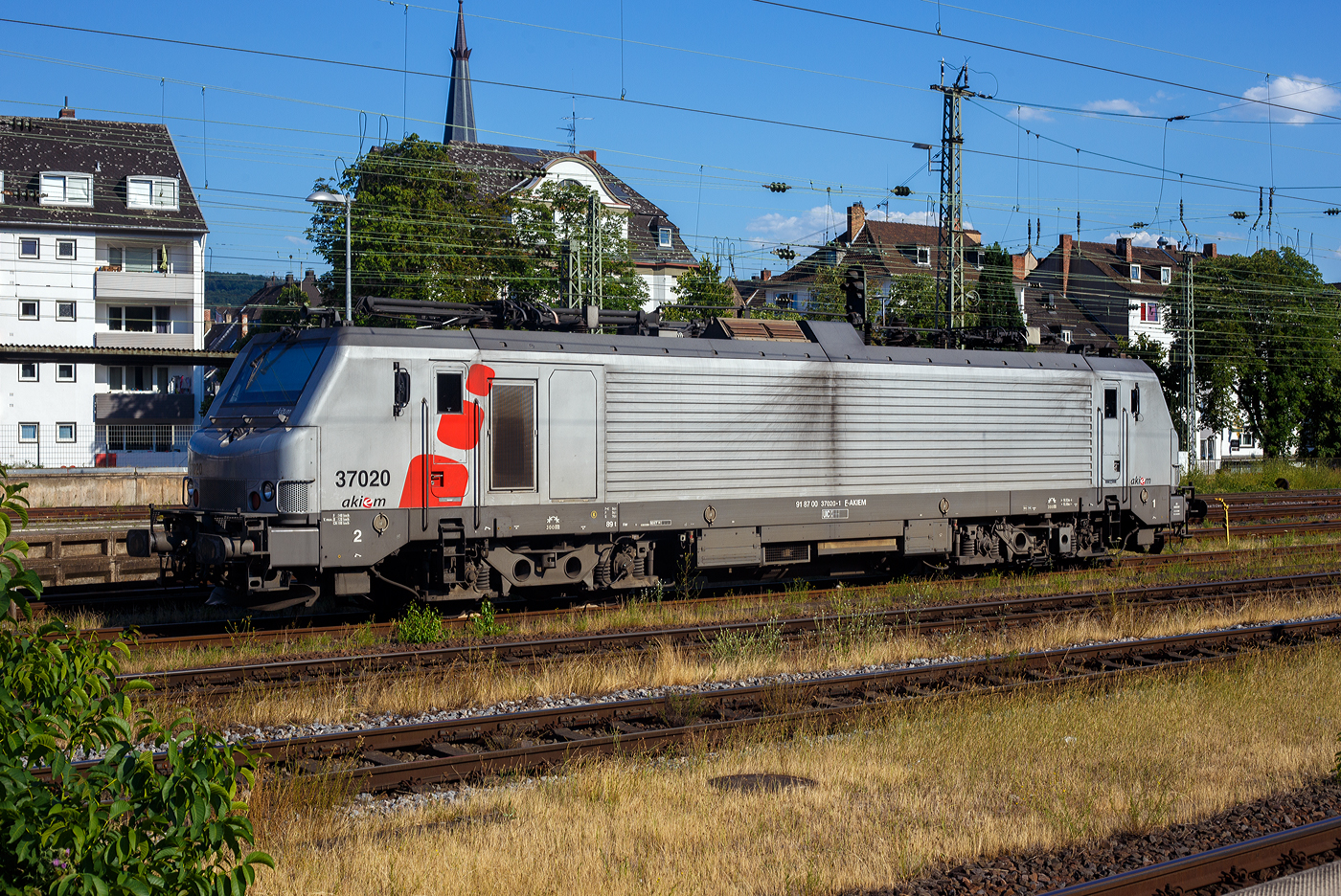 Die Alstom Prima BB 37020 (91 87 0037 002-5 F-AKIEM) der Akiem, ex Fret SNCF 437020, steht am 01 Juli 2025 beim Hauptbahnhof Koblenz und sonnt sich.

Die Mehrsystemlok Alstom Prima EL3U/4 wurde 2004 unter der Fabriknummer FRET T 020 von Alstom gebaut und an die Fret SNCF geliefert. Sie hat die Zulassungen für Frankreich und Deutschland.
