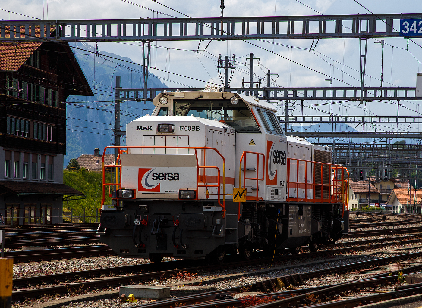 Die Am 843 151 „Trudy“ (98 85 5843 151-2 CH-SERSA) der Sersa (Rhomberg Sersa Rail Group), eine Schweizer Version der MaK G 1700-2 BB, ist am 28.05. 2023 beim Bahnhof Spiez abgestellt.

Die Am 843 wurde 2004 von Vossloh in Kiel (ehem. MaK) unter der Fabriknummer 5001492 gebaut und an die Sersa AG (CH) geliefert. Die angeschriebene Bezeichnung „MaK G 1700 BB“ ist eigentlich nicht ganz richtig, denn die Schweizer Version Am 843 unterscheidet sich etwas von der MaK G 1700 BB.
