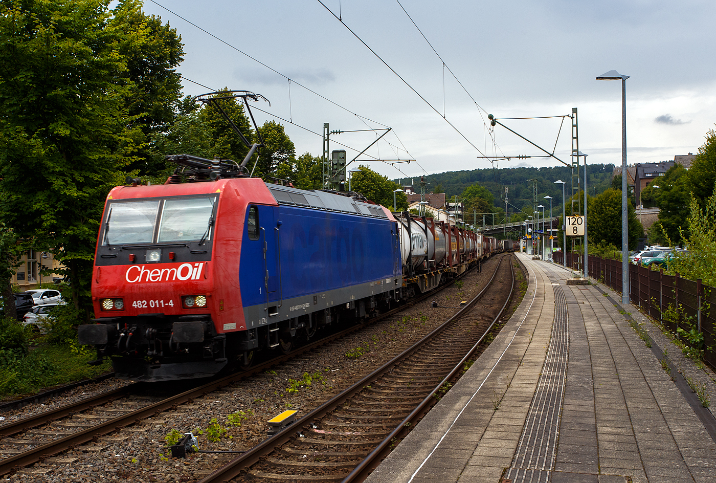 Die am die SBB Cargo International AG vermietete Re 482 011-4 „ChemOil“ (91 85 4482 011-4 CH-SBBC) der SBB Cargo AG fährt am 01 August 2025, mit einem KLV-Zug (HUPAC-Ganzzug) durch den Bahnhof Kirchen/Sieg in Richtung Köln.

Die TRAXX F140 AC1 wurde 2002 von Bombardier in Kassel unter der Fabriknummer 33525 gebaut und an die SBB Cargo AG geliefert. Sie hat die Zulassungen und Zugbeeinflussungssysteme für die Schweiz und Deutschland. 