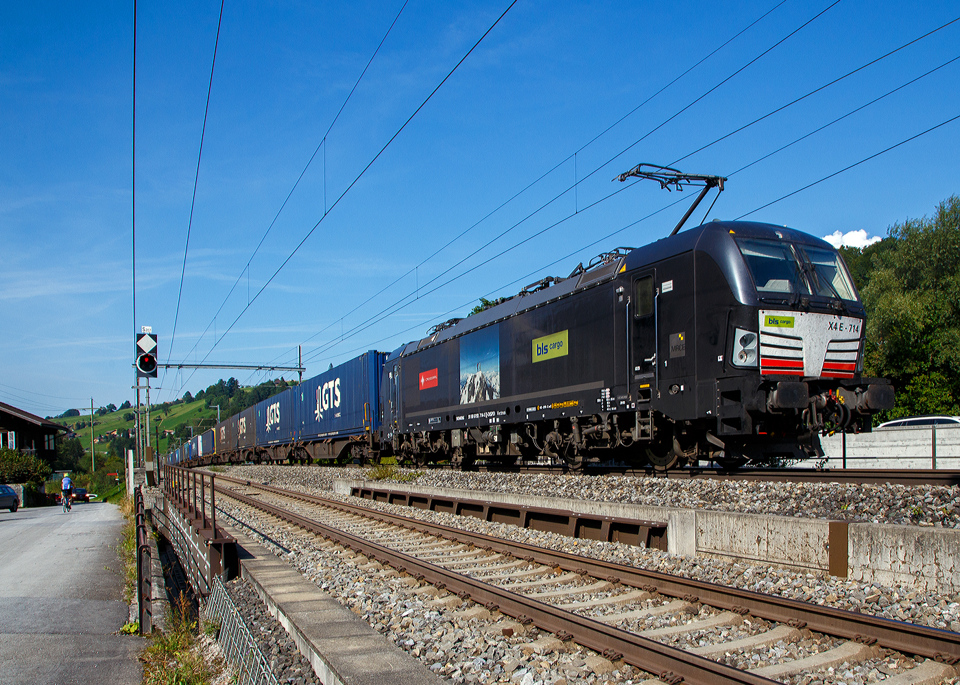 Die an die BLS Cargo / Crossrail vermietete X 4 E - 714 / 193 714-3 (91 80 6193 714-3 D-DISPO), eine Siemens Vectron MS Dispolok der MRCE, fährt am 08.09.2021 mit einem Container-Zug durch Mülenen in Richtung Lötschberg-Basistunnel bzw. Simplon.

Die Siemens Vectron MS wurde 2018 von Siemens Mobility GmbH in München-Allach unter der Fabriknummer 22564 gebaut und an die MRCE als X4 E – 714 geliefert. Diese Vectron Lokomotive ist als MS – Lokomotive (Mehrsystemlok) mit 6.400 kW konzipiert und zugelassen für Deutschland, Österreich, Schweiz, Italien und die Niederlande (D/A/CH/I/NL), sie hat eine Höchstgeschwindigkeit von 160 km/h.