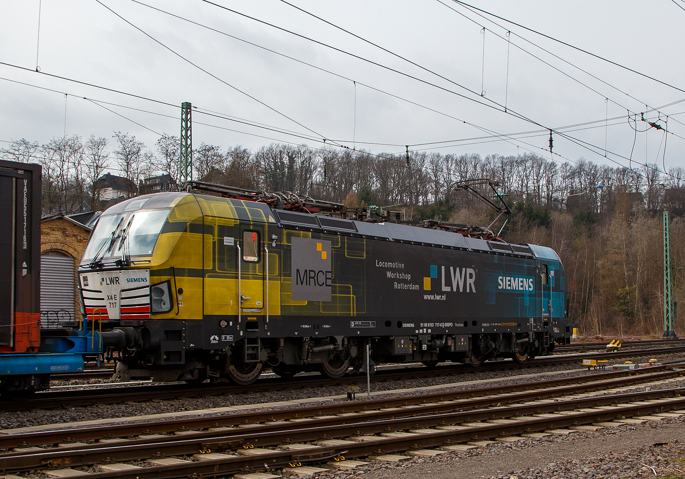 Die an die BLS Cargo vermietete Siemens Vectron MRCE MS - X4 E – 717  bzw. 193 717-6 mit Werbung „LWR - Locomotive Workshop Rotterdam“ (91 80 6193 717-6 D-DISPO) der MRCE Dispolok GmbH (München) fährt am 23.03.2021 mit einem KLV-Zug durch Betzdorf (Sieg) in Richtung Köln.

Die Siemens Vectron MS (6.4 MW / 160 km/h) wurde 2019 von Siemens in München-Allach unter der Fabriknummer 22596 gebaut. Sie hat die Zulassungen für Deutschland, Österreich, Schweiz, Italien und die Niederlande.