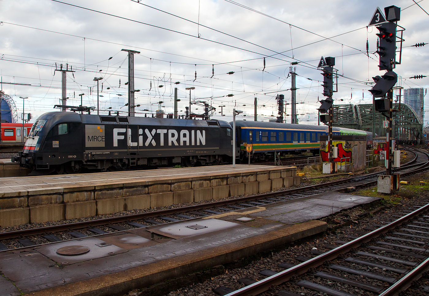 Die an die BTE - BahnTouristikExpress GmbH vermietete 182 518-1 (91 80 6182 518-1 D-DISPO) der MRCE - Mitsui Rail Capital Europe GmbH (M�nchen) verl�sst am 22.12.2018 als Schublok von/mit einem FLIXTRAIN-Zug den Hbf K�ln in Richtung Hohenzollernbr�cke.

Die SIEMENS ES 64 U2 wurde 2002 von Siemens in M�nchen-Allach unter Fabriknummer 20574 gebaut und an die damalige Siemens Dispolok GmbH in M�nchen (heute MRCE Mitsui Rail Capital Europe GmbH) geliefert. Sie hat die Zulassungen f�r Deutschland und �sterreich.