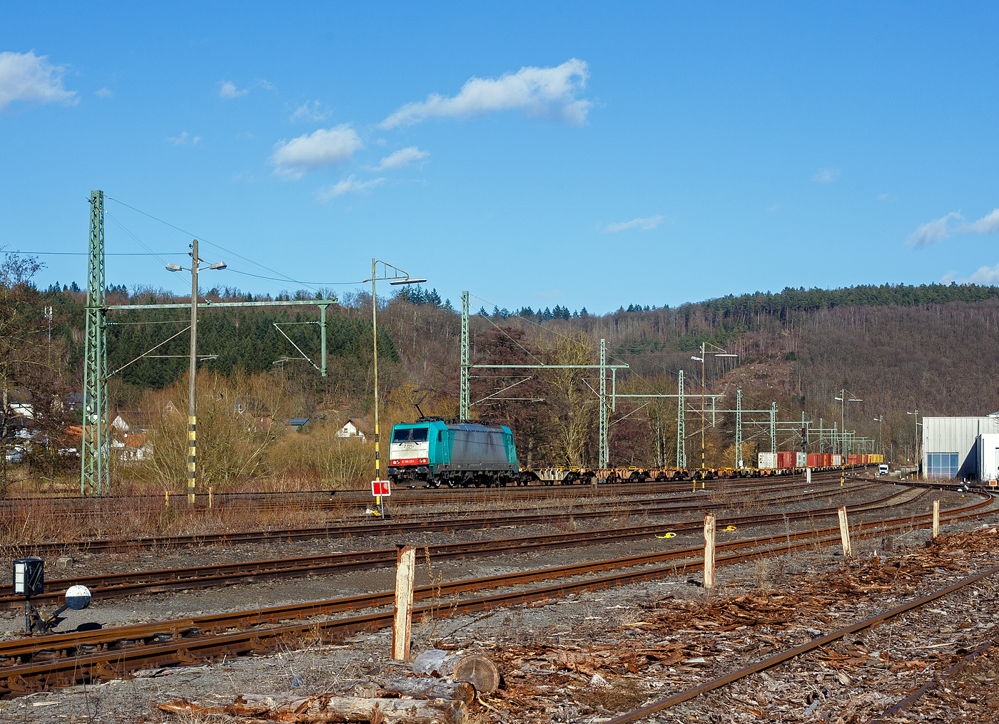 Die an die Crossrail Benelux N.V. (Antwerpen-Borger), ein 100% Tochterunternehmen der BLS Cargo AG, E 186 220 (91 88 7186 220-0 B-ATLU) der Alpha Trains Belgium, ex COBRA 2828 (91 88 7186 220-0 B-B), fährt am 23 Februar 2025 mit einem KLV-Zug durch Scheuerfeld/Sieg in Richtung Köln.

Die Bombardier TRAXX F140 MS wurde 2008 von Bombardier in Kassel unter der Fabriknummer 34419 gebaut. Die Multisystemlokomotive hat die Zulassungen bzw. besitzt die Länderpakete für Deutschland, Österreich, die Niederlande und Belgien. (D/A/NL/B). In Deutschland, der Niederlande und in Belgien ist sie für eine Höchstgeschwindigkeit von 160 km/h zugelassen, in Österreich nur für 140 km/h.

Die Lok hat eine Leistung von 5.600 kW und kann unter 15 kV, 16,7 Hz~ AC, 25 kV, 50 Hz~ AC, 1,5 kV DC sowie 3 kV DC fahren. Sie besitzt eine Anfahrzugkraft von 300 kN und eine Dauerzugkraft von 252 kN.