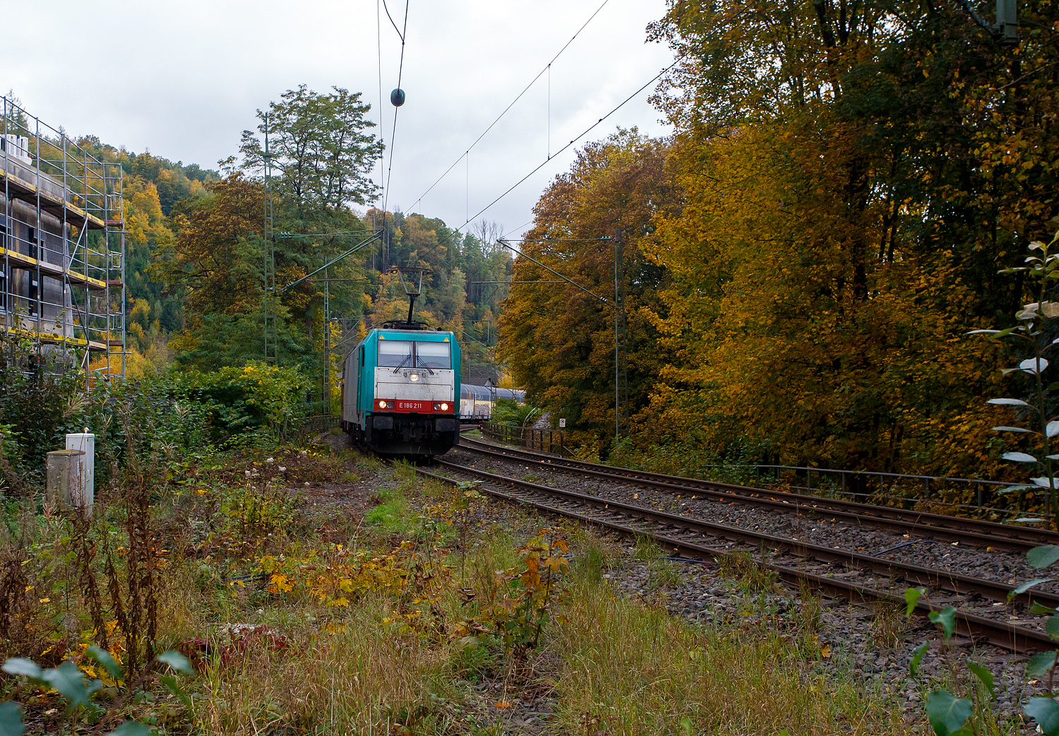Die an die Crossrail Benelux N.V. (100% Tochterder BLS Cargo AG) vermietete E 186 220 (91 88 7186 211-9 B-ATLU) der Alpha Trains Belgium, ex COBRA 2819 (91 88 7186 211-9 B-B), fährt am 09 Oktober 2025 mit einem geschlossen Doppelstock- Autotransportzug der ARS Altmann AG (mit Wagen der Gattung Hccrrs), durch Kirchen/Sieg in Richtung Siegen.

Die Bombardier TRAXX F140 MS wurde 2008 von Bombardier Transportation in Kassel unter der Fabriknummer 34398 gebaut. Die Multisystemlokomotive hat die Zulassungen bzw. besitzt die Länderpakete für Deutschland, Österreich, die Niederlande und Belgien. (D/A/NL/B). In Deutschland, der Niederlande und in Belgien ist sie für eine Höchstgeschwindigkeit von 160 km/h zugelassen, in Österreich nur für 140 km/h.
