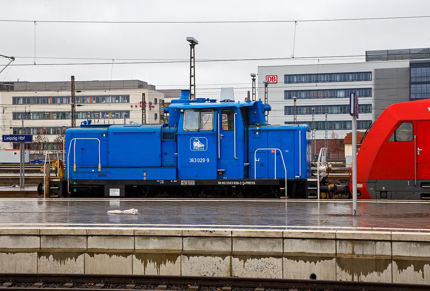 Die an die DB Cargo AG vermietete V 60 – 363 698-2 alias 363 029-9 (98 80 3363 698-2 D-PRESS) der PRESS - Eisenbahnbau- und Betriebsgesellschaft Pressnitztalbahn mbH (J�hstadt), ex DB V 60 698, hat am 06.12.2022 die DB 101 041-2 von der Abstellgruppe geholt und im Hauptbahnhof Leipzig an einen IC herangeschoben. 

Die V60 der schweren Ausf�hrung wurde 1960 von MaK unter der Fabriknummer 600287 gebaut uns als V 60 698 an die DB - Deutsche Bundesbahn geliefert, 1968 erfolgte die Umzeichnung in DB 261 698-5. Zum 01.10.1987 wurde sie, wie alle V60, zur Kleinlok und somit zur DB 361 698-4. Im Jahr 1989 erfolgte der Umbau bzw. die Ausr�stung mit Funkfernsteuerung und sie wurde dadurch zur DB 365 698-0. Die Remotorisierung mit einem neuen CAT 3412E DI-TTA Motor erfolgte 1998 und sie wurde nun zur (heutigen) DB 363 698-2. Die Ausmusterung bei der DB erfolgte 2007 und sie wurde an die PRESS verkauft. Seit 2020 ist sie an die DB AG vermietet.
