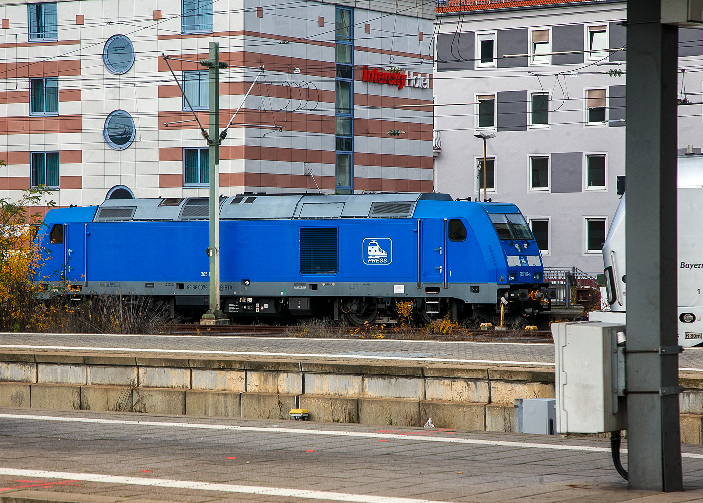 Die an die DB Fernverkehr AG, als ICE-Abschlepplok (mit aufgesetzter Scharfenberghilfskupplung) vermietete 285 102-4 alias 76 002 (92 88 0076 002-9 B-BTK), eine Bombardier TRAXX F140 DE der PRESS - Eisenbahn-Bau- and Betriebsgesellschaft Pressnitztalbahn mbH (Jöhstadt), ist am 22.11.2022 beim Hauptbahnhof Nürnberg abgestellt. 

Eingestellt ist die Lok durch die BTK - Bombardier Transportation GmbH (Kassel) in Belgien, als 076 002. Die TRAXX F140 DE wurde 2009 von der Bombardier Transportation GmbH in Kassel unter der Fabriknummer 34492, eigentlich war sie für die Fret SNCF als BB 076 002 (92 87 0076 002-0 F-SNCF), wurde dann aber für AKIEM als 76 002 (92 88 0076 002-9 B-AKIEM) in Belgien zugelassen, aber wie weitere TRAXX F140 DE, wurde sie vom Besteller nie abgenommen. So ging sie 2013 an die BTK - Bombardier Transportation GmbH in Kassel  als 76 002 (92 88 0076 002-9 B-BTK) eingestellt in Belgien und ist zugelassen in Belgien, der Niederlande und Deutschland. Nach der Nachrüstung ETCS wurde sie wie weitere 3 Lok (76 001–004) im September 2015 an die Pressnitztalbahn (PRESS) verkauft. Diese werden teilweise, als Schlepplokomotive für schadhafte ICE Triebzüge eingesetzt. Zum Kuppeln mit Triebzügen führen sie auf die Zughaken aufsetzbare Scharfenberghilfskupplungen mit, welche man hier im Bild auch erkennen kann. 

Diese eigentlich für die Fret SNCF / AKIEM vorgesehenen Loks haben eine um 200 kW höhere Leistung von 2.400 kW.
