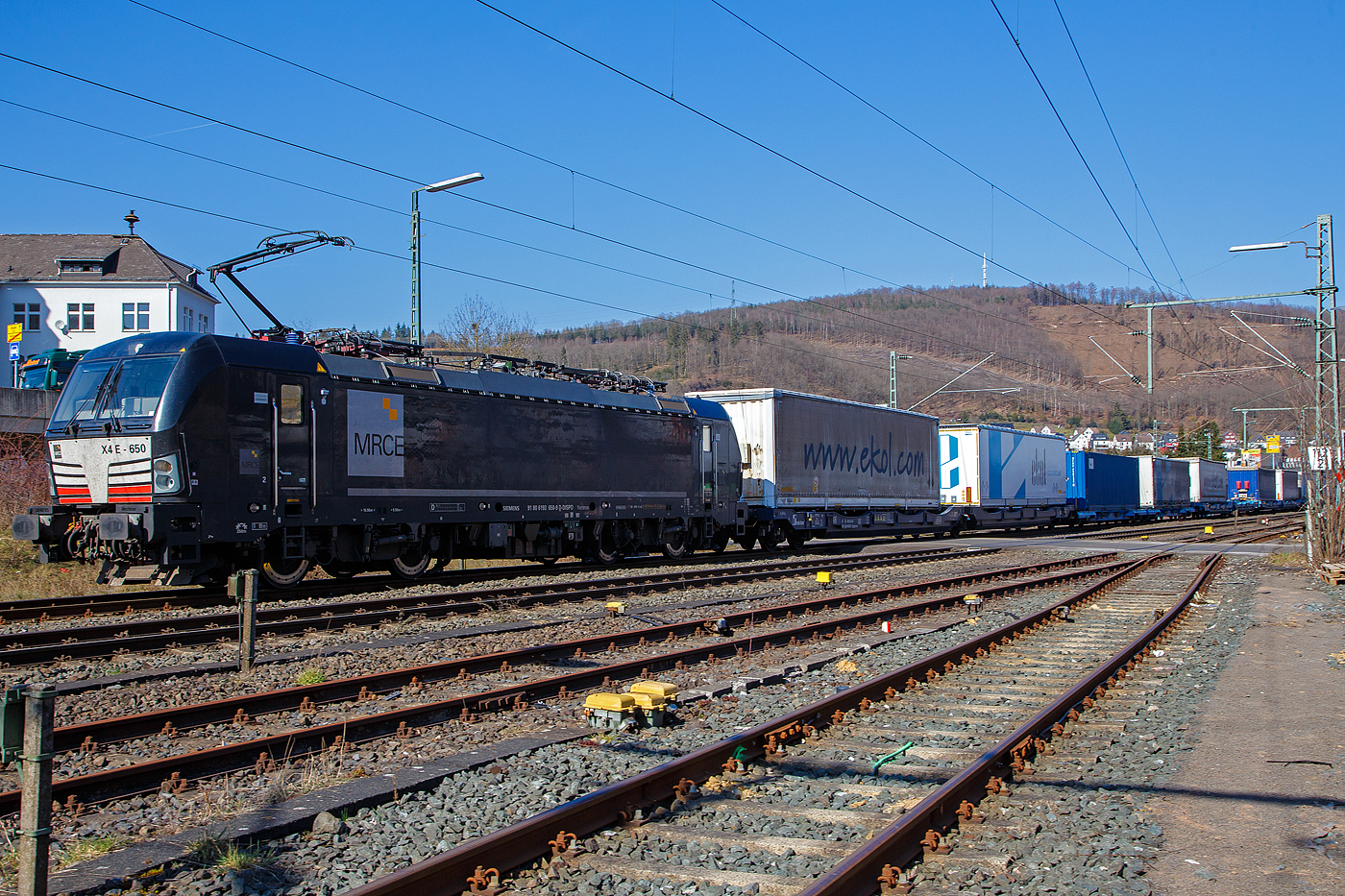 Die an die ecco-rail GmbH (Wien) vermietete Siemens Vectron MS X4 E - 650 bzw. 193 650 (91 80 6193 650-9 D-DISPO) der MRCE Dispolok GmbH (München) fährt am 24.03.2021, mit einem KLV-Zug, auf der Siegstrecke durch Niederschelden in Richtung Köln.

Die Siemens Vectron MS - 6.4 MW wurde 2016 von Siemens in München-Allach unter der Fabriknummer 22174 gebaut. Sie hat die Zulassungen für Deutschland, Österreich und Italien , sie hat eine Höchstgeschwindigkeit von 160 km/h.