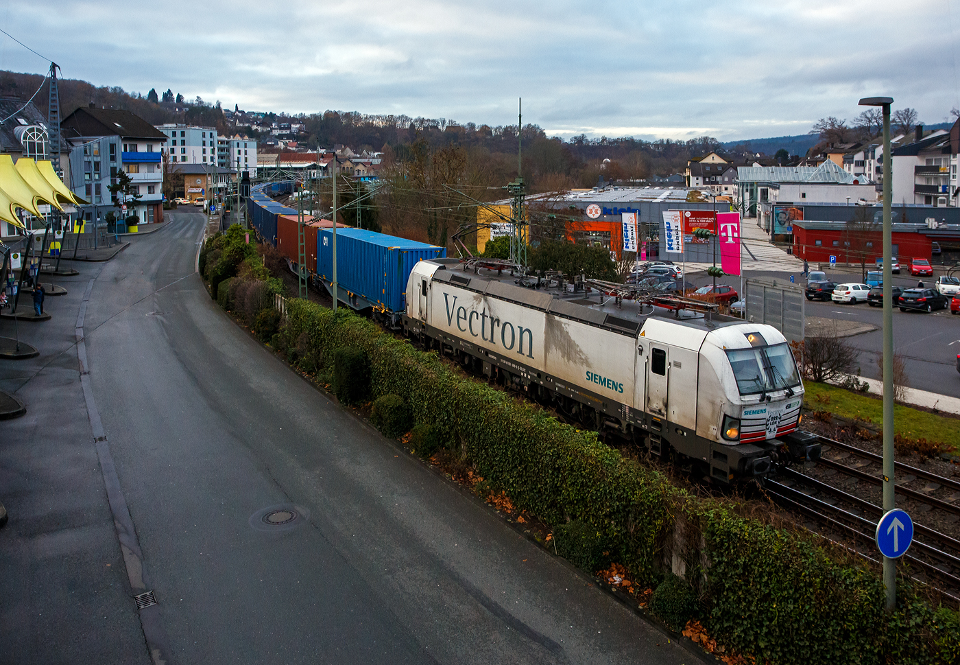 Die an die FRACHTbahn Traktion GmbH (Wien) Siemens Vectron MS – 6193 680 (91 80 6193 680-6 D-ELOC) der ELL - European Locomotive Leasing (Wien) fährt am 04 Dezember 2025 mit einem Containerzug durch Betzdorf/Sieg in Richtung Siegen.
