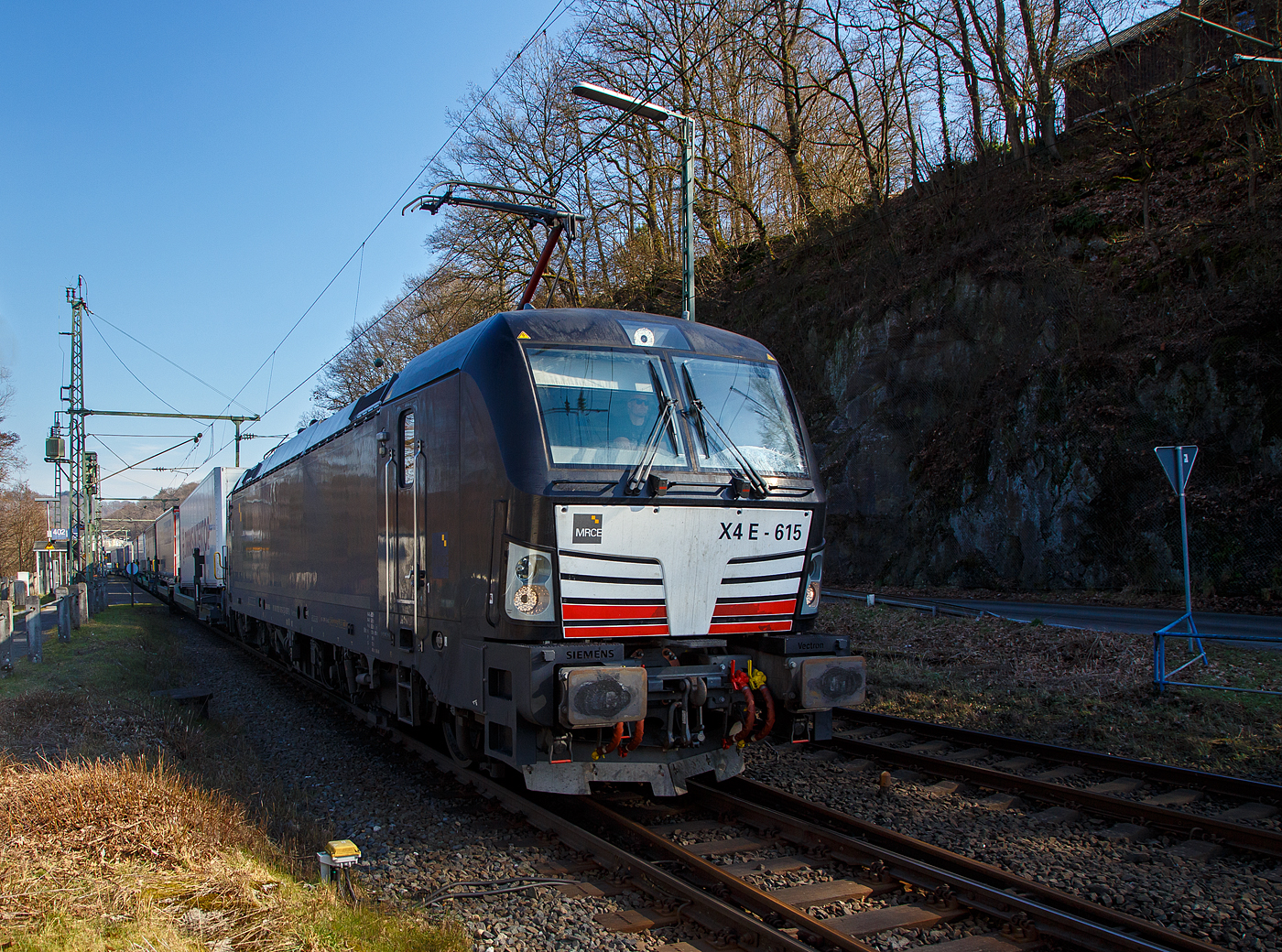 Die an die HELROM GmbH (Frankfurt am Main) vermietete Siemens Vectron AC - X4 E - 615 bzw. 193 615-2 (91 80 6193 615-2 D-DISPO) der MRCE Dispolok GmbH (M�nchen) f�hrt am 03.03.2023 mit dem HELROM Trailer Zug Wien – D�sseldorf, einem KV-Zug, durch Scheuerfeld (Sieg) in Richtung K�ln.

Die Siemens Vectron AC wurde 2015 von Siemens Mobility GmbH in M�nchen-Allach unter der Fabriknummer 22011 gebaut und an die MRCE - Mitsui Rail Capital Europe GmbH (M�nchen) als X4 E – 615 geliefert. Diese Vectron Lokomotive ist als AC – Lokomotive (Wechselstrom-Variante) mit 6.400 kW konzipiert und zugelassen f�r Deutschland und �sterreich, sie hat eine H�chstgeschwindigkeit von 160 km/h.