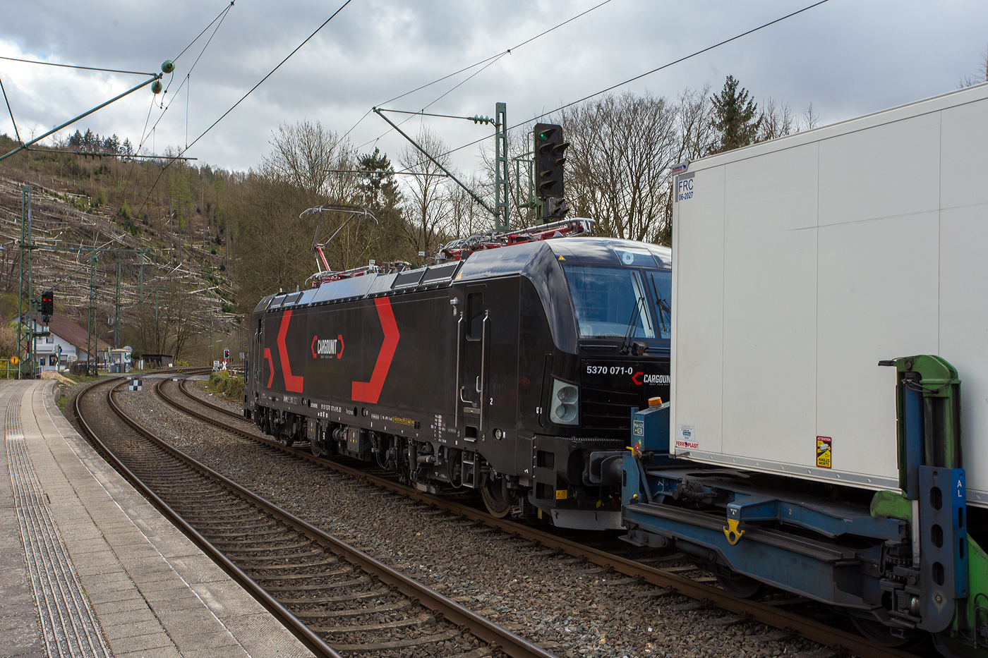 Die an die HELROM GmbH (Frankfurt am Main) vermietete Siemens Vectron MS 5370 071-0   PAUL  / 6193 240 (91 51 5370 071-0 PL-ID) der CARGOUNIT Sp. z o.o. (Wrocław / Breslau) fährt am 28 März 2024 mit dem HELROM Trailer Zug Wien – Düsseldorf, einem besonderen KV-Zug, durch Kirchen (Sieg) in Richtung Köln. Da wegen Schäden auf der folgenden Siegbrücke nur immer ein Zug fahren darf hat sie kurz im Bahnhof hier Hp 0 und muss den entgegenkommenden LINT der HLB abwarten. 

Die Siemens Vectron AC wurde 2023 von Siemens Mobility GmbH in München-Allach unter der Fabriknummer 23519 gebaut und im Januar 2024 an die CARGOUNIT Sp. z o.o. in Wrocław/Polen (Breslau) geliefert. Diese Vectron Lokomotive ist als MS – Lokomotive (Mehrsystemlok) mit 6.400 kW Leistung und 200 km/h Höchstgeschwindigkeit konzipiert. 

In der Version A 10 hat sie die Zulassungen für Polen, Deutschland, Österreich, Niederlande, Slowakei, Rumänien, Ungarn und Bulgarien (PL/D/A/NL/SK/RO/H/BG). Tschechien (CZ) ist z.Z. nach durchgestrichen.

Die CARGOUNIT Sp. z o.o. in Wrocław (Breslau) / Polen wurde 2003 gegründet und stieg 2012 in das Leasinggesellschaft für Lokomotiven ein. Aktuell verfügt Cargounit über einen Fuhrpark von insgesamt 220 Lokomotiven. Das Unternehmen ist der größte Verleiher von Lokomotiven in Polen und die Nummer 5 in Europa. Ende Februar 2024 unterzeichnete CARGOUNIT mit Siemens Mobility einen Vertrag über weitere bis zu 100 Lokomotiven.
