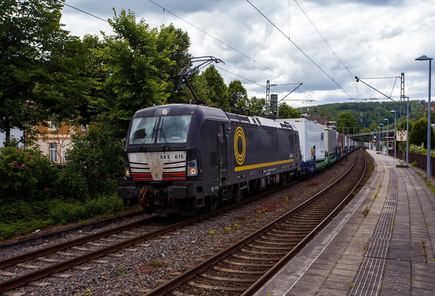 Die an die HELROM GmbH (Frankfurt am Main) vermietete Siemens Vectron AC - X4 E - 615 bzw. 193 615-2 (91 80 6193 615-2 D-DISPO) der MRCE Dispolok GmbH (München) fährt am 15 Juni 2024, mit dem HELROM Trailer Zug Wien – Düsseldorf einem KLV-Zug, durch den Bahnhof Kirchen (Sieg) in Richtung Köln.

Die Siemens Vectron AC wurde 2015 von Siemens Mobility GmbH in München-Allach unter der Fabriknummer 22011 gebaut und an die MRCE - Mitsui Rail Capital Europe GmbH (München) als X4 E – 615 ausgeliefert, seit September 2023 hat die Beacon Rail Metro Finance B.V. die Mitsui Rail Capital Europe B.V. (Amsterdam) und somit auch die Mitsui Rail Capital Europe GmbH im München übernommen, so firmiert sie nun als Beacon Rail Capital Europe GmbH, München (BRCE / DISPO). Diese Vectron Lokomotive ist als AC – Lokomotive (Wechselstrom-Variante) mit 6.400 kW konzipiert und zugelassen für Deutschland und Österreich, sie hat eine Höchstgeschwindigkeit von 160 km/h.
