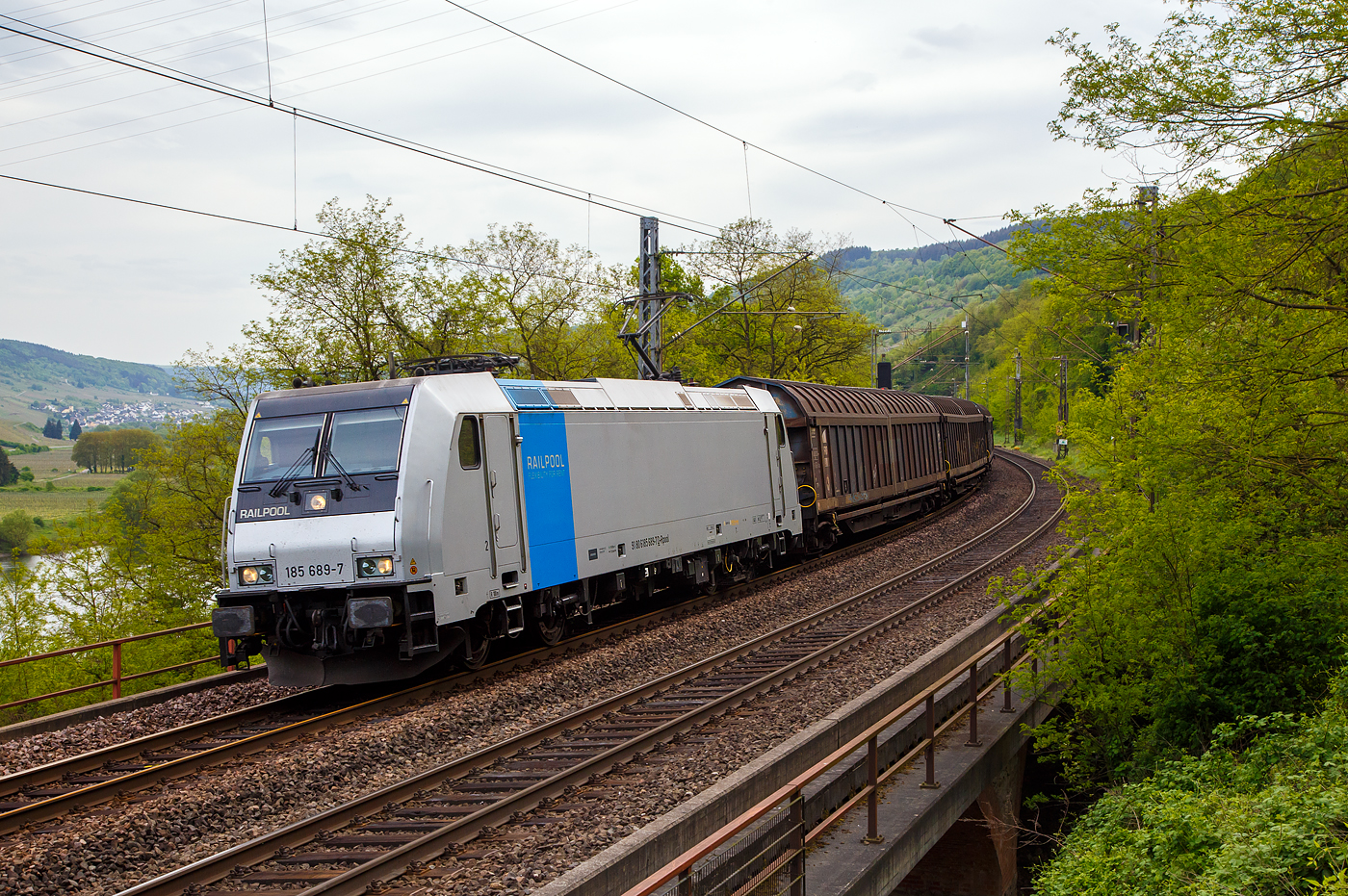 Die an die HSL Logistic vermietete Railpool 185 689-7 (91 80 6185 689-7 D-Rpool) mit einem Güterzug (Ganzzug von Schiebewandwagen der Gattung Sins) fährt am 29.04.2018, nun über das Pündericher Hangviadukt, in Richtung Koblenz. 

Die TRAXX F140 AC2 wurde 2011 bei Bombardier in Kassel unter der Fabriknummer 34713 gebaut. Sie hat die Zulassungen für Deutschland, Österreich, Schweden und Norwegen (D/A/S/N).