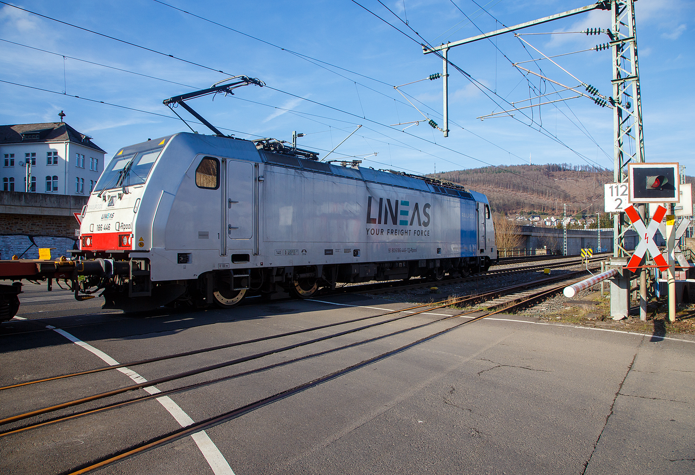 Die an die LINEAS Group NV/SA vermietete 186 446-1 (91 80 6186 446-1 D-Rpool) der Railpool fährt am 21.02.2023, mit einem KLV-Zug auf der Siegstrecke (KBS 460), durch Niederschelden (Sieg) in Richtung Siegen.

Die Bombardier TRAXX F140 MS(2E) wurde 2017 von Bombardier in Kassel unter der Fabriknummer 35401 gebaut und an die Railpool ausgeliefert. Die Multisystemlokomotive hat die Zulassungen bzw. besitzt die Länderpakete für Deutschland, Österreich, Schweiz, Italien, Belgien und die Niederland (D/A/CH/I/B/NL).
