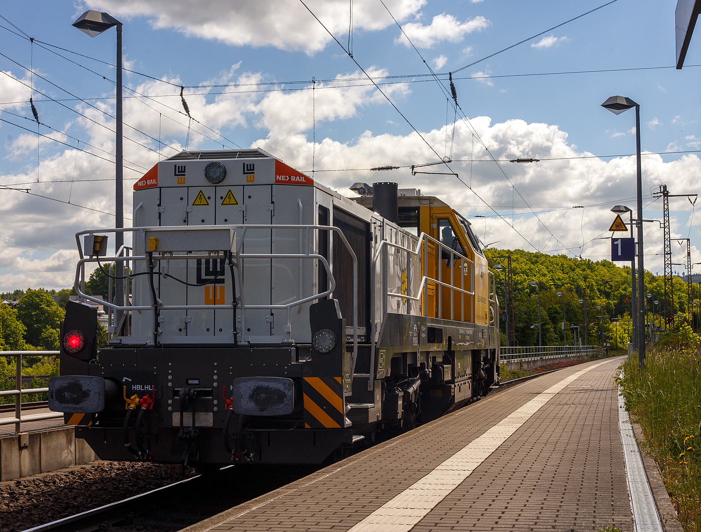 Die an die LW - Leonhard Weiss GmbH & Co. KG aus Satteldorf vermietete 4185 106-6 (92 80 4185 106-6 D-NXRL), dieselelektrische Vossloh DE 18 der luxemburgischen Vermietungs- und Leasingfirma Nexrail AssetCo Sàrl, fährt am 16 Mai 2025 als Lz (Lokzug) / Tfzf (Triebfahrzeugfahrt) durch Rudersdorf (Kr. Siegen) in Richtung Dillenburg.

Die dieselelektrische DE 18 wurde 2023 von der Vossloh Rolling Stock GmbH in Kiel unter der Fabriknummer 5502572 gebaut und am 16.01.2024 an die Nexrail geliefert.