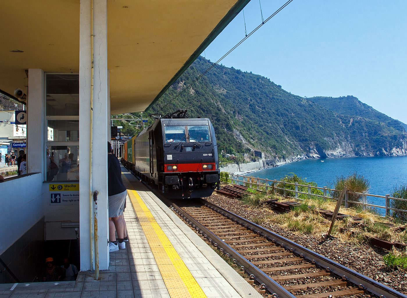 Die an die OCG - Oceanogate Italia S.p.A. vermietete MRCE Dispolok (München) 484 105-8 bzw. 484-105 (91 83 2484 105-8 I-DISPO) fährt am 21.07.2022 mit einem Containerzug durch den Cinque Terre Bahnhof Corniglia in Richtung Genua (Genova). 

Die Bombardier TRAXX F140 MS wurde 2006 von Bombardier in Kassel unter der Fabriknummer 34295 gebaut.