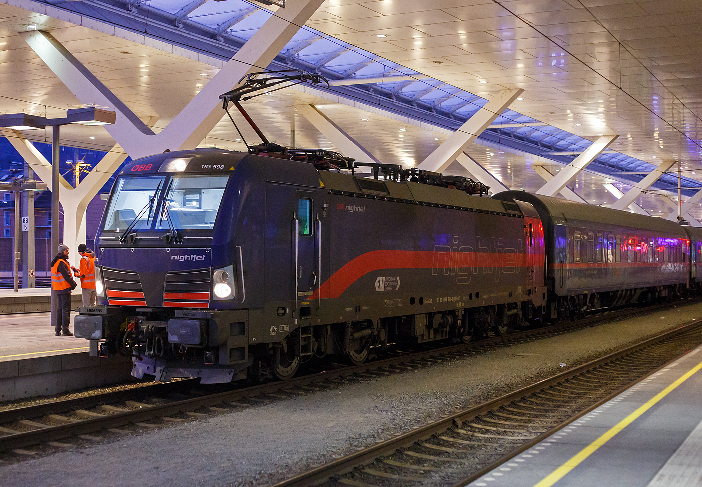 Die an die ÖBB-Produktion GmbH für den ÖBB Nightjet vermietete Siemens Vectron MS 193 598 (91 80 6193 598-0 D-ELOC) der ELL - European Locomotive Leasing (Wien) ist am 14 Januar 2025 um 7:30 Uhr pünktlich, mit dem ÖBB Nightjet NJ 40425 von Brüssel Midi nach Wien Hbf, in den Hauptbahnhof Salzburg eingefahren. 

Die Siemens Vectron MS der Variante A39 wurde 2020 von Siemens in München-Allach unter der Fabriknummer 22868 gebaut. 

Diese Vectron Lokomotive ist als MS – Lokomotive (Mehrsystemlok) mit 6.400 kW Leistung und 160 km/h Höchstgeschwindigkeit konzipiert. Hier in der Version MS A39 hat sie die Zulassungen für Deutschland, Österreich, Schweiz, Italien, Niederlande und Belgien (D/A/CH/I/NL/B). Die SIEMENS Vectron MS der Version A 39 besitzt die Zugsicherungssysteme ETCS BaseLine 3, sowie
für Deutschland (PZB90 / LZB80 (CIR-ELKE I)), 
für Österreich (ETCS Level 1 mit Euroloop, ETCS Level 2, PZB90 / LZB80),
für die Schweiz (ETCS Level 2, ZUB262ct, INTEGRA)
für Italien (SCMT)
für die Niederlande (ETCS Level 1, ETCS Level 2, ATB-EGvV)
und für Belgien (ETCS L1, ETCS L2, TBL1+)