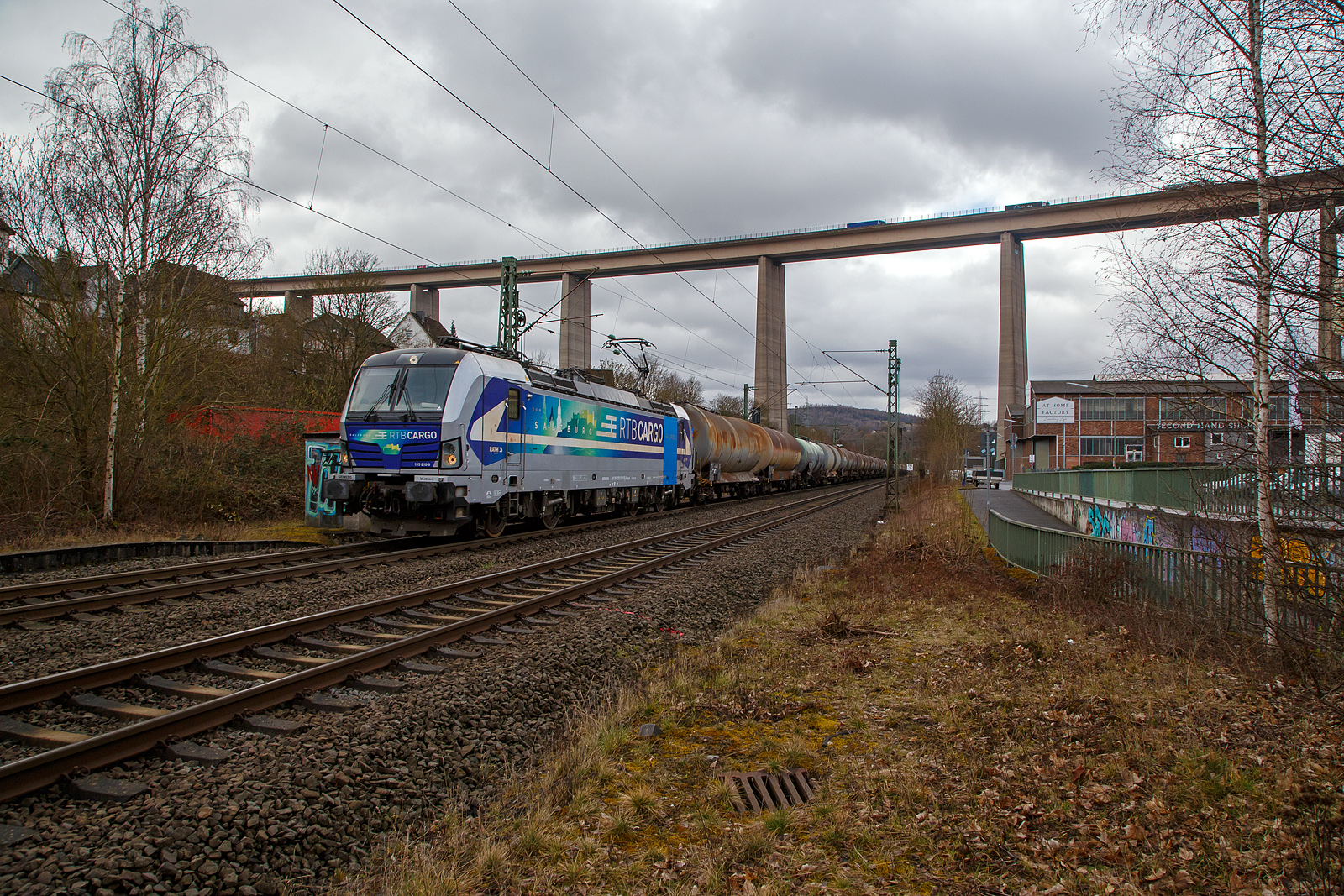 Die an die RTB Cargo GmbH vermietete SIEMENS Vectron AC – 193 810-9 „Salzburg“ (91 80 6193 810-9 D-Rpool) der Railpool GmbH (M�nchen), f�hrt am 22.03.2021 mit einem Kesselwagenzug durch Siegen-Eiserfeld in Richtung Siegen. Im Hintergrund die 105 m hohe Siegtalbr�cke der A45 (Sauerlandlinie).

Die Siemens Vectron AC wurde 2014 von Siemens Mobility GmbH in M�nchen-Allach unter der Fabriknummer 21898 gebaut und an die Railpool GmbH in M�nchen geliefert. Diese Vectron Lokomotive ist als AC – Lokomotive (Wechselstrom-Variante) mit 6.400 kW konzipiert und zugelassen f�r Deutschland, �sterreich, Ungarn und Rum�nien, sie hat eine H�chstgeschwindigkeit von 200 km/h.