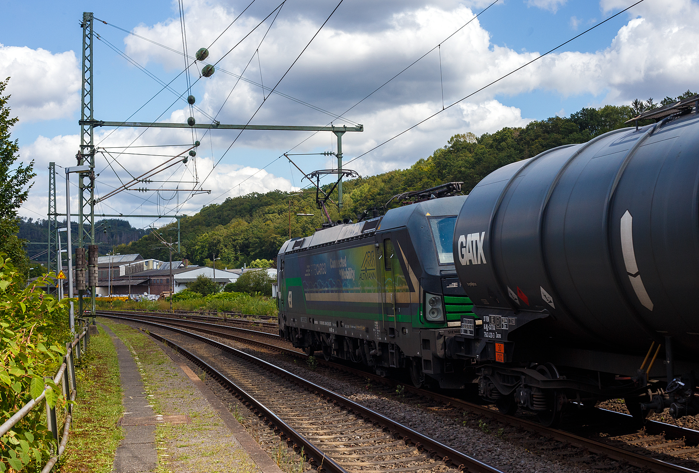 Die an die RTB CARGO GmbH (RATH Gruppe/Rurtalbahn) vermietete SIEMENS Vectron AC 193 249-0 (91 80 6193 249-0 D-ELOC) der ELL - European Locomotive Leasing (Wien) fährt am 08 August  2024 mit einem Kesselwagenzug durch Scheuerfeld/Sieg in Richtung Siegen. Sie trägt die Werbung: RTB CARGO | „Connected by Mobiltty“ | ARS Altmann

Die Wechselstromlok (AC 15 kV 16,7 Hz und AC 25 kV 50 Hz) SIEMENS Vectron AC wurde 2016 von Siemens Mobilitiy in München-Allach unter der Fabriknummer 22025 gebaut. Sie wurde in der Vectron Variante AC B02 ausgeführt und hat so die Zulassung für Deutschland, Österreich und Ungarn (D / A / H), 

So besitzt die Variante AC B02 folgende  Zugsicherungssysteme:
ETCS BaseLine 2, sowie für Deutschland (PZB90 / LZB80 (CIR-ELKE I)), für Österreich (ETCS Level 1 mit Euroloop, ETCS Level 2, PZB90 / LZB80) und für Ungarn (ETCS Level 1, EVM (Mirel)).

Laut den Gefahrgut- Warntafel 30/1202 waren die Wagen mit Dieselkraftstoff, Gas- oder Heizöl (leicht) beladen.
