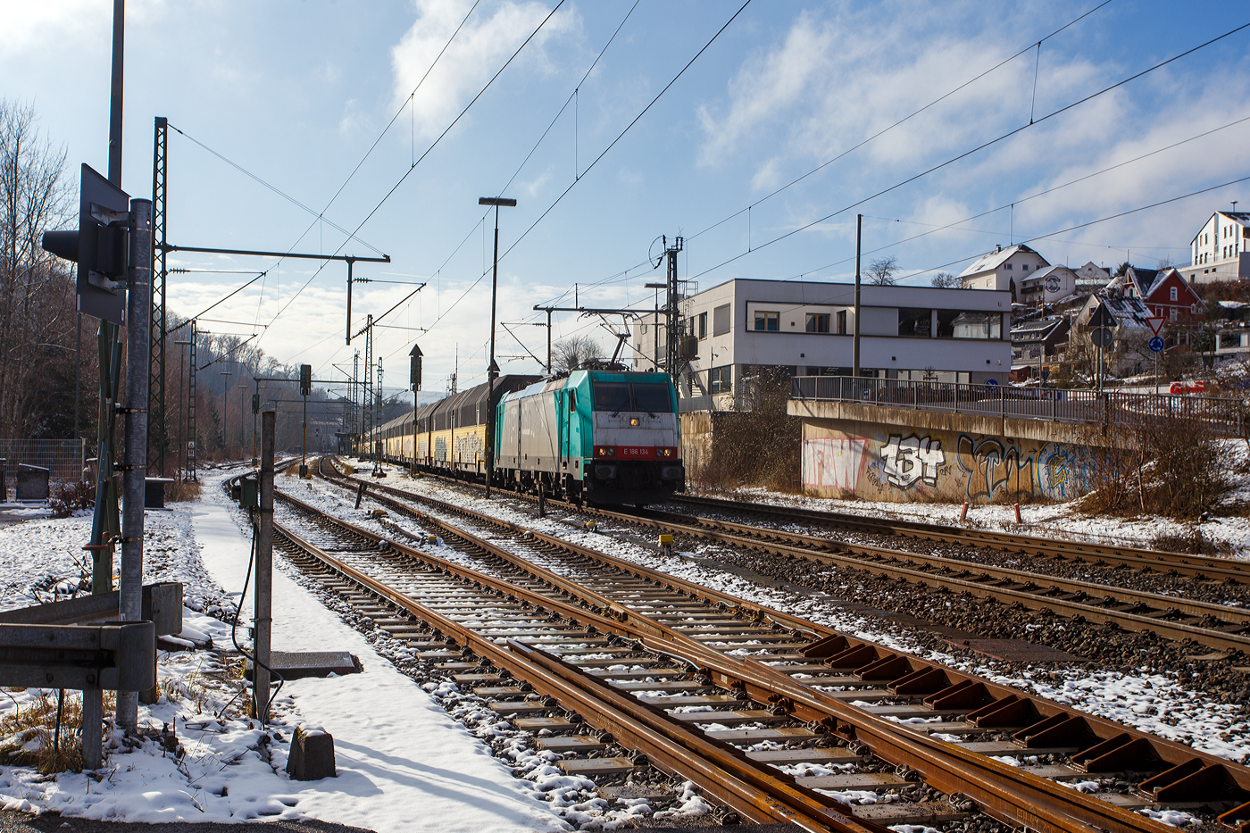 Die an die Rurtalbahn Cargo GmbH vermietete E 186 134 (91 51 6270 005-7 PL-ATLU, ex 91 80 6186 134-3 D-BTK) der Alpha Trains Belgium NV/SA (Antwerpen) fährt am 30 Januar 2026, mit einem geschlossen Doppelstock-Autotransportzug der ARS Altmann AG (mit Wagen der Gattung Hccrrs), durch Niederschelden/Sieg in Richtung Siegen.

Die Bombardier TRAXX F140 MS wurde 2007 von Bombardier in Kassel unter der Fabriknummer 34350 gebaut und an die ATC - Angel Trains Cargo ausgeliefert. Die Multisystemlokomotive hat die Zulassungen bzw. besitzt die Länderpakete für Deutschland, Österreich und Polen (D/A/PL). Von 2008 bis 2012 fuhr sie als EU43-006 (91 51 6270 005-7 PL-PKPC) für die PKP CARGO, wobei die ATC 2010 zur Alpha Trains Belgium wurde. Seit 2020 ist sie bei der RTB CARGO.

