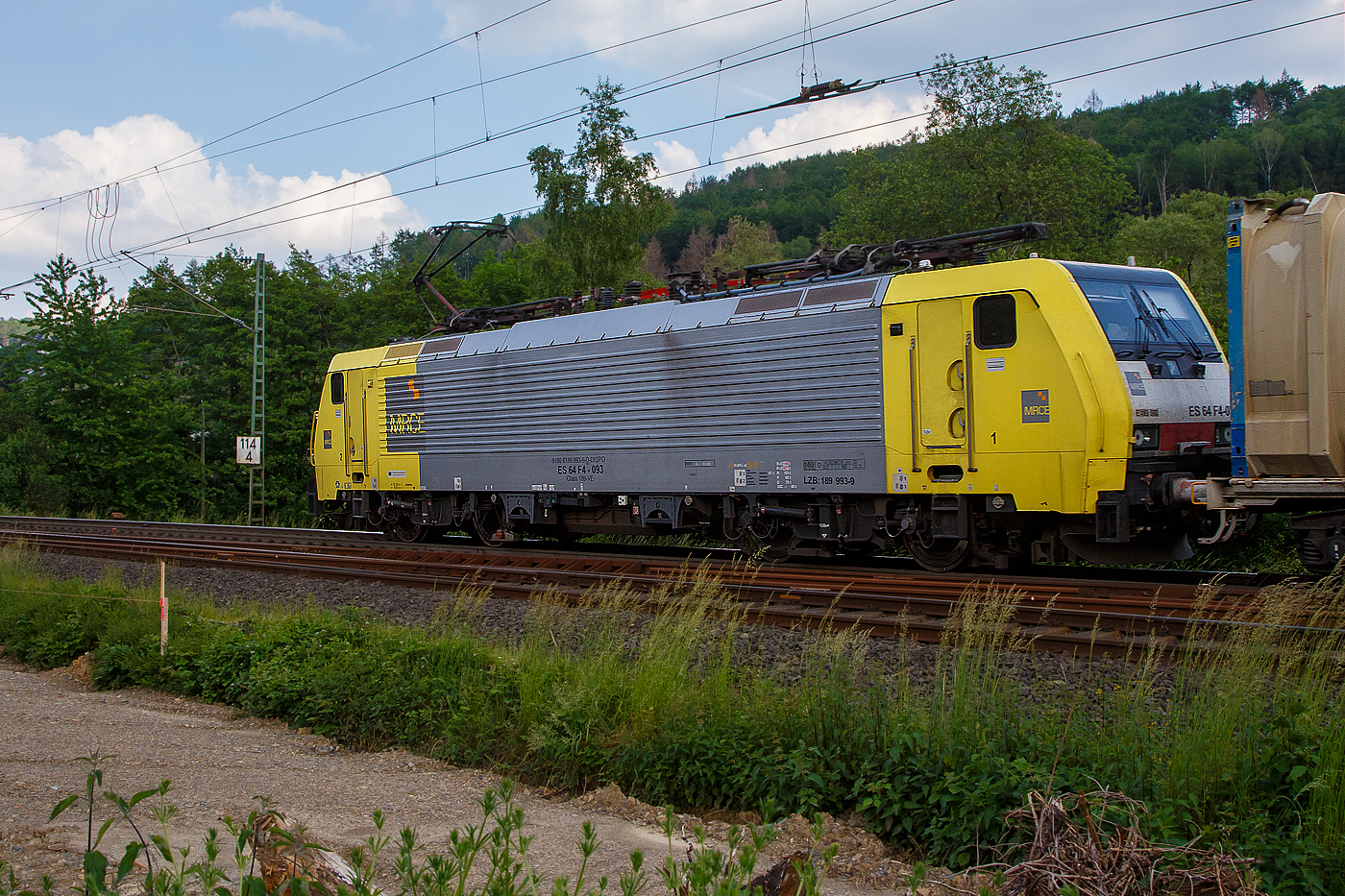 Die an die SBB Cargo International AG vermietete MRCE Dispolok ES 64 F4 - 093 bzw. 189-993 / LZB 189 993-9 (91 80 6189 993-9 D-DISPO, Class 189-VE) fährt am 09.06.2021, mit einem KLV-Zug auf der Siegstrecke (KBS 460) durch Brachbach in Richtung Siegen.

Die Siemens EuroSprinter wurde 2004 von SIEMENS in München-Allach unter der Fabriknummer 20723  gebaut.

Die BR 189 (Siemens ES64F4) hat eine Vier-Stromsystem-Ausstattung. Sie ist in allen vier in Europa üblichen Bahnstromsystemen einsetzbar. Diese hier hat die Variante E und besitzt die Zugbeeinflussungssysteme LZB/PZB, ETCS, SCMT, ZUB, INTEGRA und ATB für den Einsatz in Deutschland, Österreich, Schweiz, Italien, Niederlande, Slowenien und Rumänien.
Die Stromabnehmerbestückung ist folgende:
Pos. 1: CH, FR (AC), LU (AC), BE (AC)
Pos. 2: IT, SI, HR (DC)
Pos. 3: NL (DC), CZ (DC), FR (DC), SK, LU (DC)
Pos. 4: DE, AT, NL (AC), DK, CZ (AC), HR (AC), HU, RO