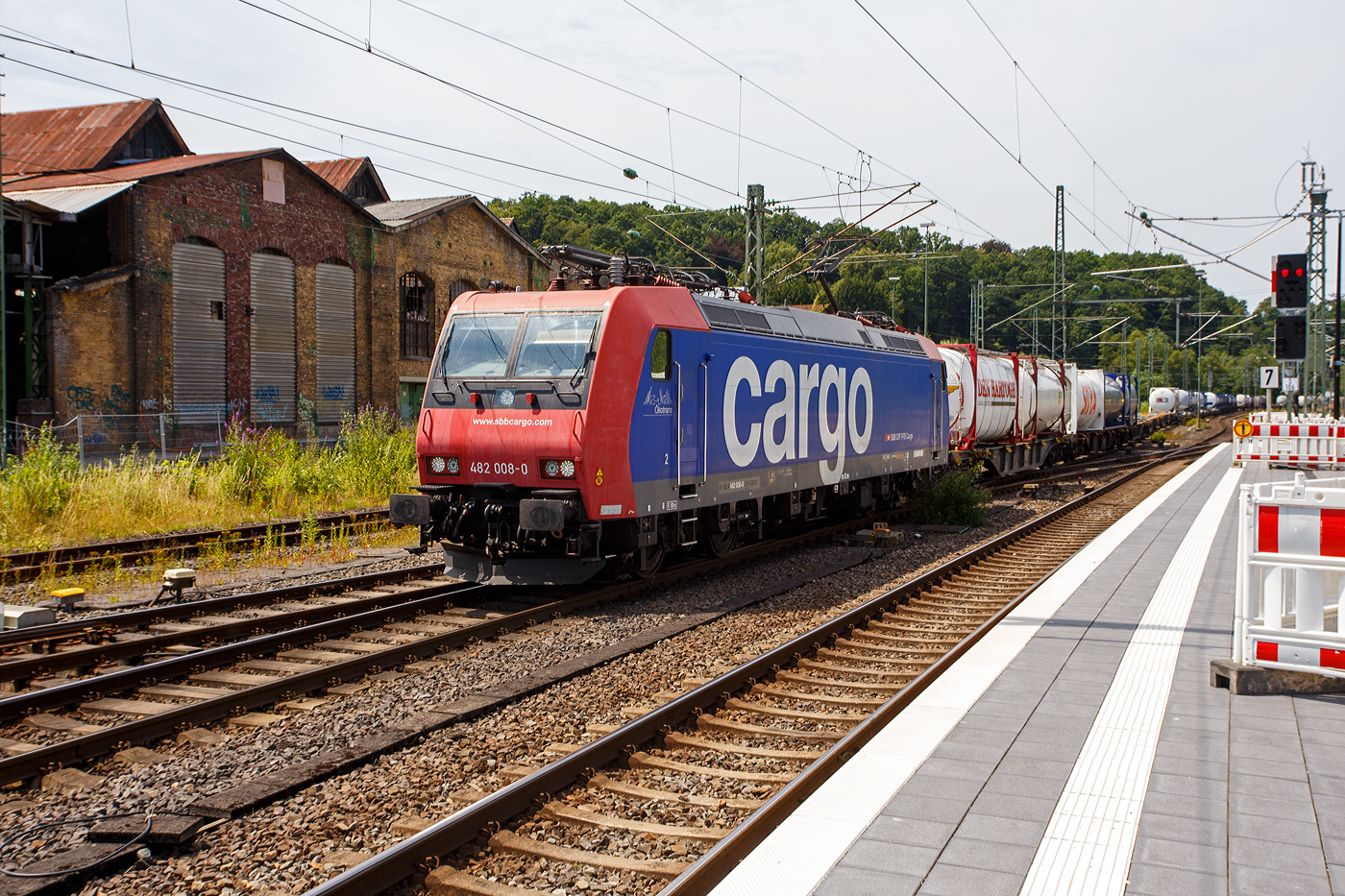 Die an die SBB Cargo International AG vermietete SBB Cargo Re 482 008-0 „Ökotrans“ (91 85 4482 008-0 CH-SBBC) der SBB Cargo fährt am 19 Juli 2025 mit einem KLV-Zug durch Betzdorf/Sieg in Richtung Siegen. 

Die TRAXX F140 AC1 wurde 2002 Bombardier in Kassel unter der Fabriknummer 33440 gebaut. Sie hat die Zulassungen und (bei Auslieferung gültigen) Zugbeeinflussungssysteme für die Schweiz und Deutschland. 
