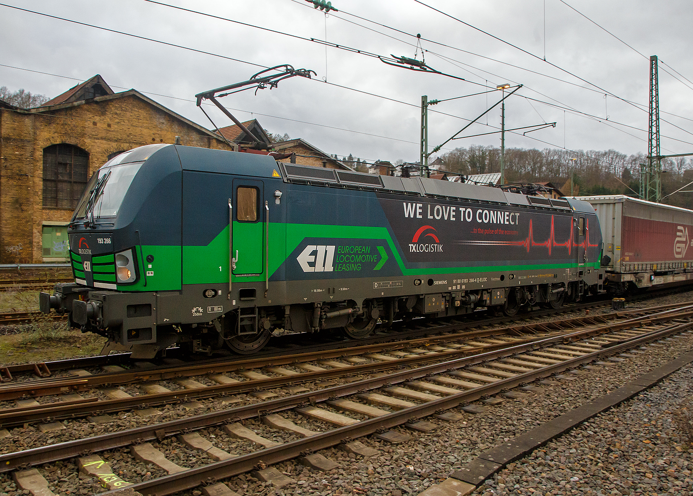 Die an die TX Logistik AG (Bad Honnef) vermietete Siemens Vectron AC 193 266 „We love to Connect“ (91 80 6193 266-4 D-ELOC) der European Locomotive Leasing (ELL), fährt am 30.01.2023 mit einem langen KLV-Zug über die Siegstrecke (KBS 460) durch Betzdorf (Sieg) in Richtung Siegen. Von dort aus geht es dann auf die Dillstrecke (KBS 445) in südlicher Richtung.

Die Siemens Vectron AC  wurde 2016 von Siemens Mobilitiy in München-Allach unter der Fabriknummer 22047 gebaut. Diese Vectron Lokomotive ist als AC – Lokomotive (Wechselstrom-Variante) mit 6.400 kW für eine Höchstgeschwindigkeit von 160 km/h konzipiert. Sie hat die Zulassungen für Deutschland, Österreich und Ungarn (D/A/H), für Rumänien ist sie wohl auch vorgesehen, aber RO ist noch durchgestrichen.