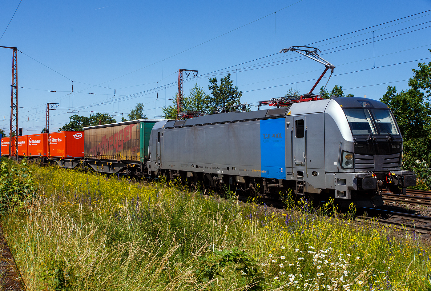 Die an die TX Logistik AG, Troisdorf (zur Mercitalia Group gehörend) vermietete SIEMENS Vectron AC 6193 154-2 (91 80 6193 154-2 D-Rpool) der Railpool GmbH (München) fährt am 28 Juni 2024 mit einem KLV-Zug durch Wilnsdorf -Rudersdorf (Kr. Siegen) in Richtung Süden.

Die Vectron Wechselstromlok (AC 15 kV 16,7 Hz und AC 25 kV 50 Hz) SIEMENS Vectron AC wurde 2023 von Siemens Mobilitiy in München-Allach unter der Fabriknummer 23499 gebaut. Sie wurde in der Vectron Variante AC B18 ausgeführt und hat so die Zulassung für Deutschland, Österreich, Schweden, Norwegen und Dänemark (D / A / S / N und DK). So besitzt die Variante AC B18 folgende  Zugsicherungssysteme:
ETCS BaseLine 3, sowie für Deutschland (PZB90 / LZB80 (CIR-ELKE I)), für Österreich (ETCS Level 1 mit Euroloop, ETCS Level 2, PZB90 / LZB80), 
für Schweden und Norwegen (ATC-2 (L10000)) und für Dänemark ZUB 123.