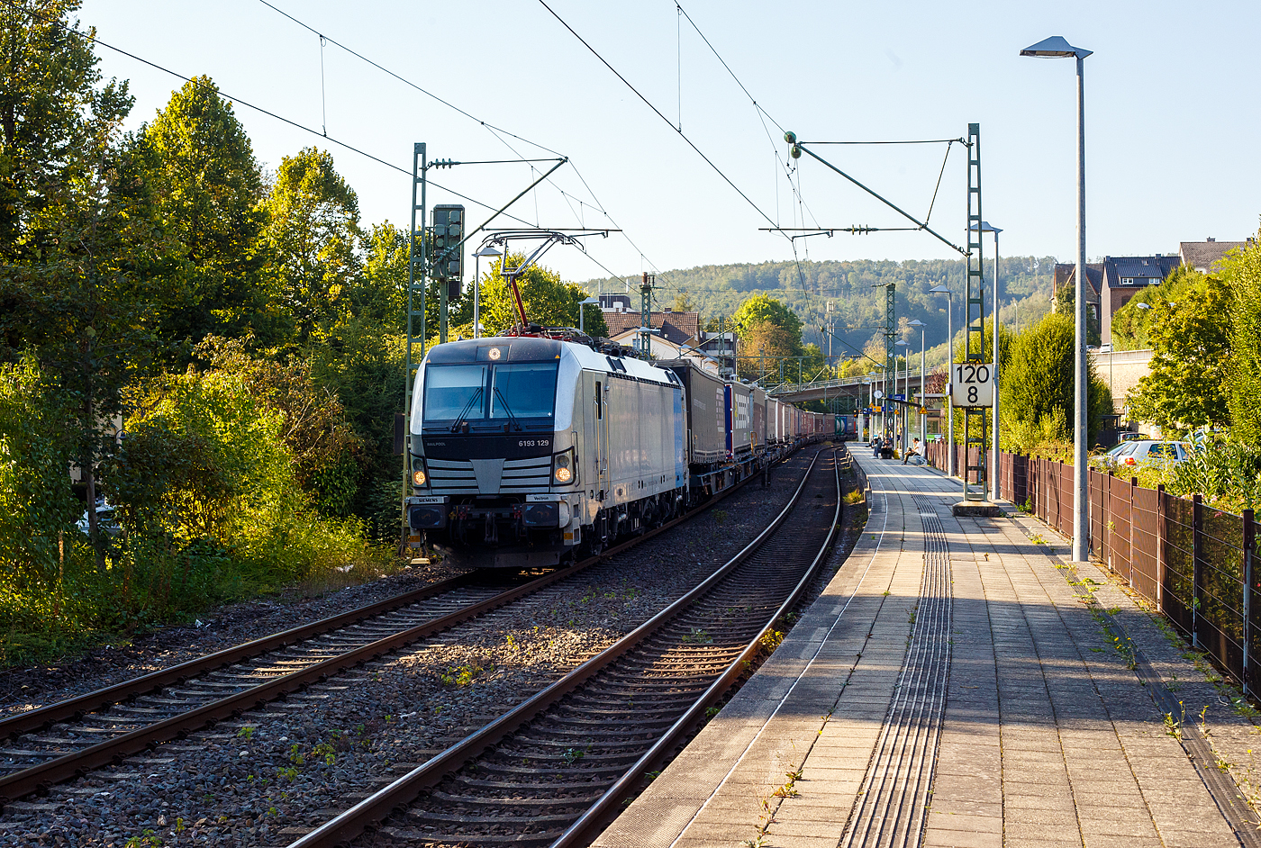 Die an die TX Logistik AG, Troisdorf  (zur Mercitalia Group gehörend) vermietete SIEMENS Vectron MS 6193 129-4 (91 80 6193 129-4 D-Rpool) der Railpool GmbH (München) fährt am 17 September 2024 mit einem KLV-Zug durch den Bahnhof Kirchen (Sieg) in Köln.

Die Multisystemlokomotive Siemens Vectron MS wurde 2023 von Siemens Mobilitiy in München-Allach unter der Fabriknummer 23333 gebaut. Sie wurde in der Variante A01 ausgeführt und hat so die Zulassung für Deutschland, Österreich, Slowakei, Polen, Tschechien, Ungarn, Rumänien und Bulgarien (D / A / SK / PL / CZ / H + RO / BG). So besitzt die Vectron Variante MS A01 folgende Zugsicherungssysteme: ETCS BaseLine 3, sowie für Deutschland (PZB90 / LZB80 (CIR-ELKE I)), für Österreich (ETCS Level 1 mit Euroloop, ETCS Level 2, PZB90 / LZB80), für Polen (SHP), Slowakei und Tschechien (LS (Mirel)), Ungarn (ETCS Level 1, EVM (Mirel)) und Rumänien (PZB90).