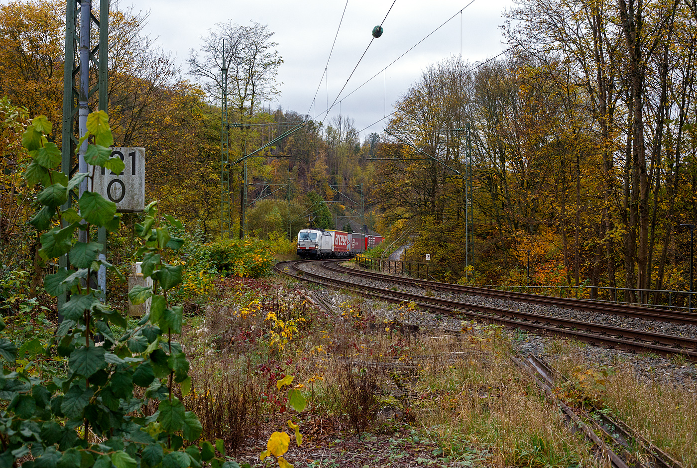 Die an die TX Logistik AG vermietete Siemens Vectron MS 193 961 (91 80 6193 961-0 D-ELOC), der ELL - European Locomotive Leasing (Wien), fährt am 02 November 2024 mit einem KLV-Zug durch Kirchen(Sieg. 

Die Siemens Vectron MS der Variante A39 wurde 2020 von Siemens in München-Allach unter der Fabriknummer 22784 gebaut. 
