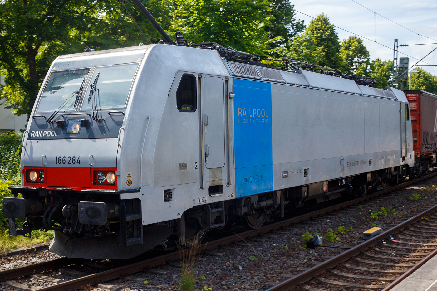 Die an die TXL - TX Logistik AG (Troisdorf) vermietete Railpool 186 284-6 (91 80 6186 284-6 D-Rpool), fährt am 05 Juli 2025 mit einem Magetra-KLV-Zug durch Kirchen an der Sieg in Richtung Köln 

Die Bombardier TRAXX F140 MS wurde 2009 von Bombardier in Kassel unter der Fabriknummer 34756 gebaut und war ursprünglich für die CBRail als E 186 915 vorgesehen, wurde aber im Juli 2010 als 186 284-6 an die Railpool, mit den Zulassungen/Länderpaketen für Deutschland, Österreich und Italien (D/A/I), geliefert. Von 2010 bis 2017 fuhr sie für die Lokomotion Gesellschaft für Schienentraktion mbH (München) und war in Italien als 91 80 6186 284-6 IT-RTC eingestellt.