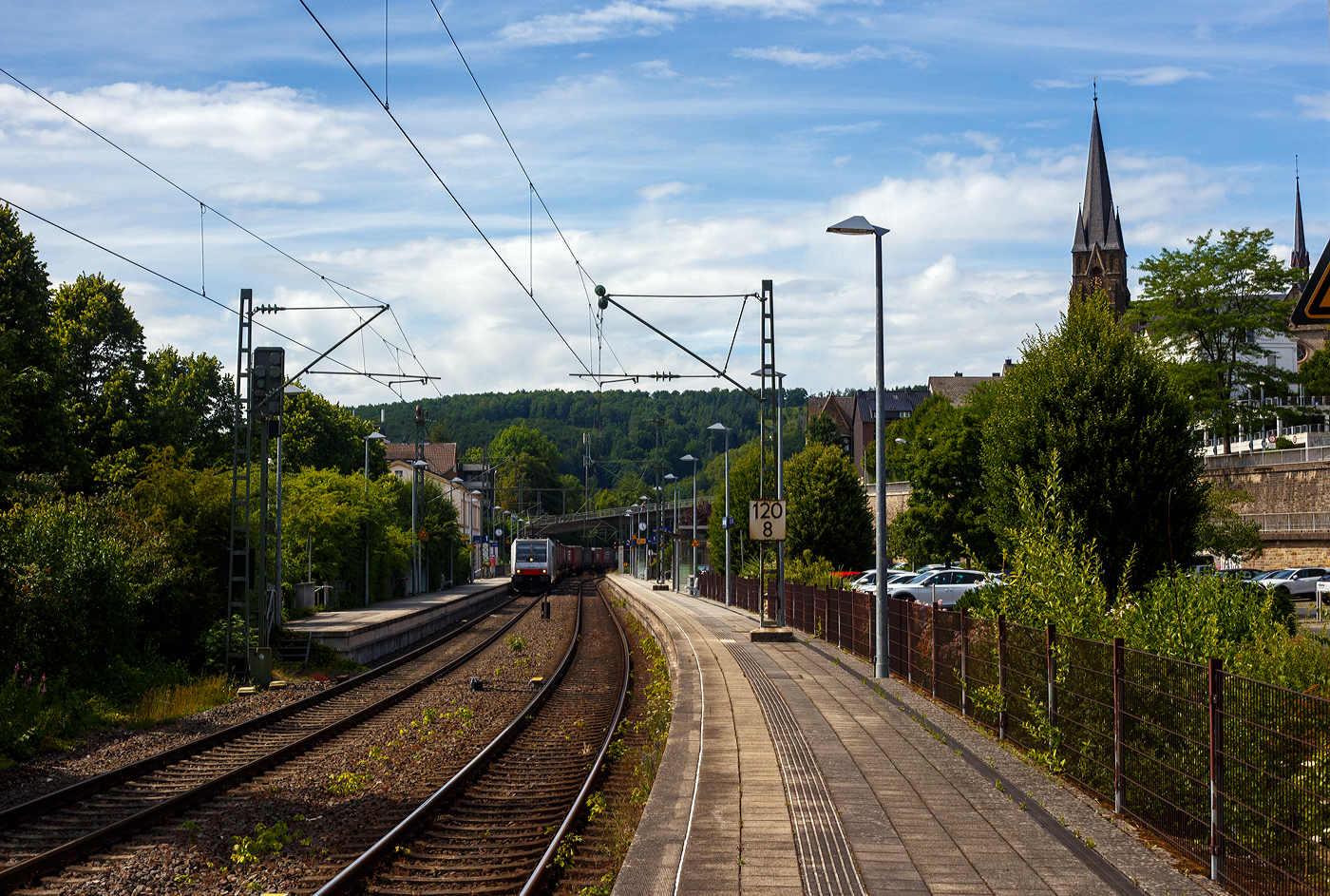 Die an die TXL - TX Logistik AG (Troisdorf) vermietete Railpool 186 284-6 (91 80 6186 284-6 D-Rpool), fährt am 05 Juli 2025 mit einem Magetra-KLV-Zug durch Kirchen an der Sieg in Richtung Köln 

Die Bombardier TRAXX F140 MS wurde 2009 von Bombardier in Kassel unter der Fabriknummer 34756 gebaut und war ursprünglich für die CBRail als E 186 915 vorgesehen, wurde aber im Juli 2010 als 186 284-6 an die Railpool, mit den Zulassungen/Länderpaketen für Deutschland, Österreich und Italien (D/A/I), geliefert. Von 2010 bis 2017 fuhr sie für die Lokomotion Gesellschaft für Schienentraktion mbH (München) und war in Italien als 91 80 6186 284-6 IT-RTC eingestellt.
