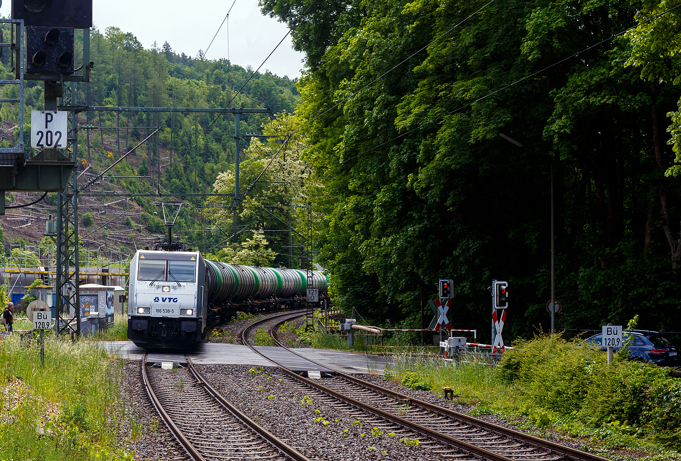 Die an die VTG-Tochter Retrack Germany GmbH (Hamburg) vermietete Railpool 186 538-5  Mikkel  (91 80 6186 538-5 D-Rpool) fährt am 22 Mai 2025 mit einem Kesselwagenzug durch Kirchen an der Sieg in Richtung Siegen. Laut Gefahrgut-Warntafel ist das Ladegut ist Ethanol (Ethylalkohol) umgangssprachlich auch Alkohol/Spiritus genannt. 

Die Bombardier TRAXX F140 MS(2E) wurde 2020 von Bombardier in Kassel unter der Fabriknummer 35653 gebaut und an die Railpool ausgeliefert. Die Multisystemlokomotive hat die Zulassungen bzw. besitzt die Länderpakete für Deutschland, Österreich, Polen, Tschechien, Slowakei, Ungarn und die Niederlande (D/A/PL/CZ/SK/H/NL).
