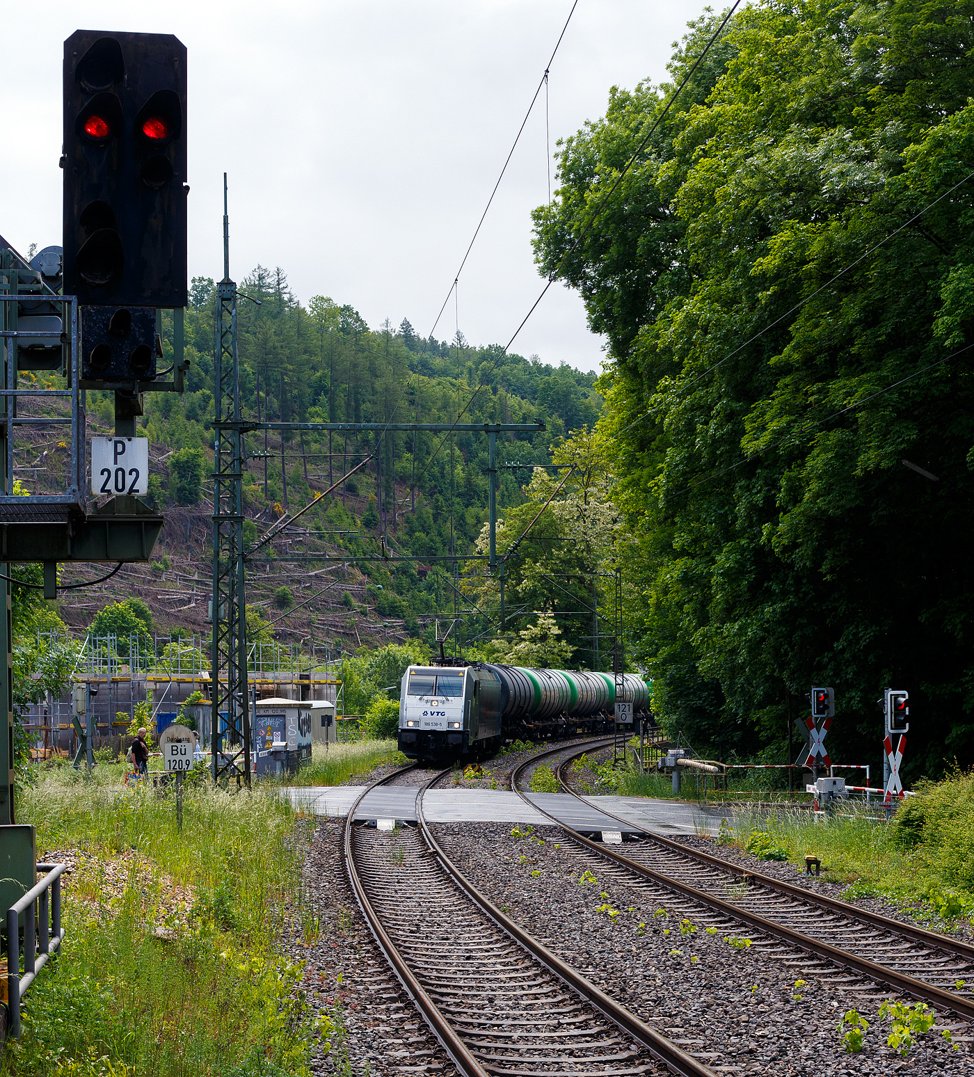 Die an die VTG-Tochter Retrack Germany GmbH (Hamburg) vermietete Railpool 186 538-5  Mikkel  (91 80 6186 538-5 D-Rpool) fährt am 22 Mai 2025 mit einem Kesselwagenzug durch Kirchen an der Sieg in Richtung Siegen. Laut Gefahrgut-Warntafel ist das Ladegut ist Ethanol (Ethylalkohol) umgangssprachlich auch Alkohol/Spiritus genannt. 

Die Bombardier TRAXX F140 MS(2E) wurde 2020 von Bombardier in Kassel unter der Fabriknummer 35653 gebaut und an die Railpool ausgeliefert. Die Multisystemlokomotive hat die Zulassungen bzw. besitzt die Länderpakete für Deutschland, Österreich, Polen, Tschechien, Slowakei, Ungarn und die Niederlande (D/A/PL/CZ/SK/H/NL).
