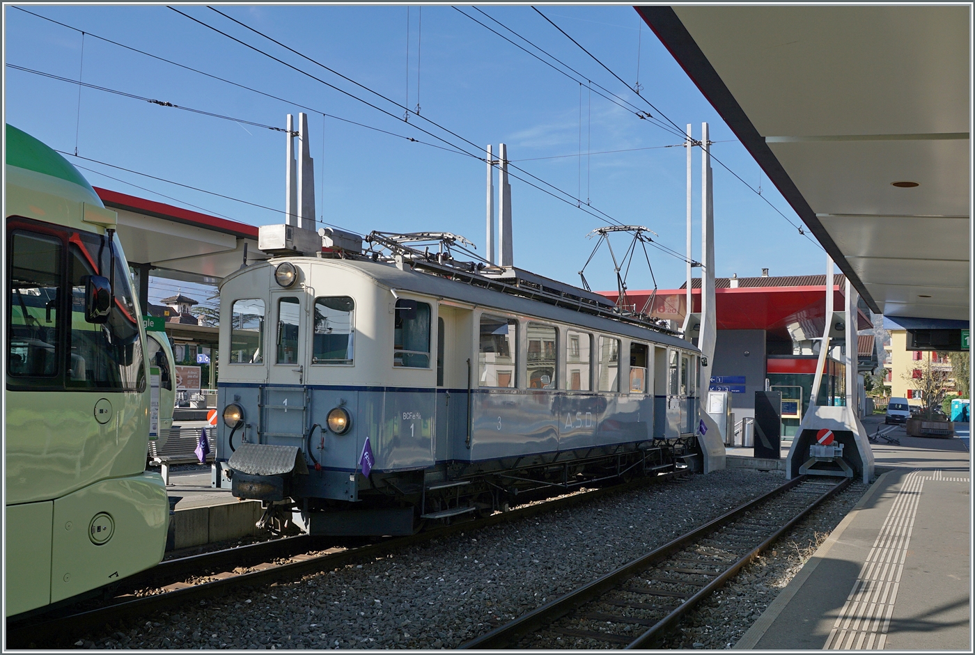 Die Association ASD 1914 bot für den Samstag Nachmittag einen Zug zum Jassen (Kartenspielen) an. Zwar sehe ich den Zweck nicht, im Zug Karten zu spielen, aber es bot sich mir die schöne Gelegenheit, den ADS BCFe 4/4 N° 1 wieder einmal im Einsatz zu sehen und dieses Mal auf der ASD. Da für den Nachmittag Nebel angesagt war, wollte ich den  Jass-Zug  im Bahnhof von Aigle fotografieren, war aber dann etwas enttäuscht, dass er (fototechnisch) ziemlich ungeschickt stand. Zudem liess zum Glück der Nebel auf sich warten, also eilte ich nach diesem Bild zum Château de Aigle zurück, um dort den ASD ABDe 4/4 N° 1 der Association ASD 1914 in den Rebbergen von Aigle zu fotografieren. 

2. Nov. 2024
