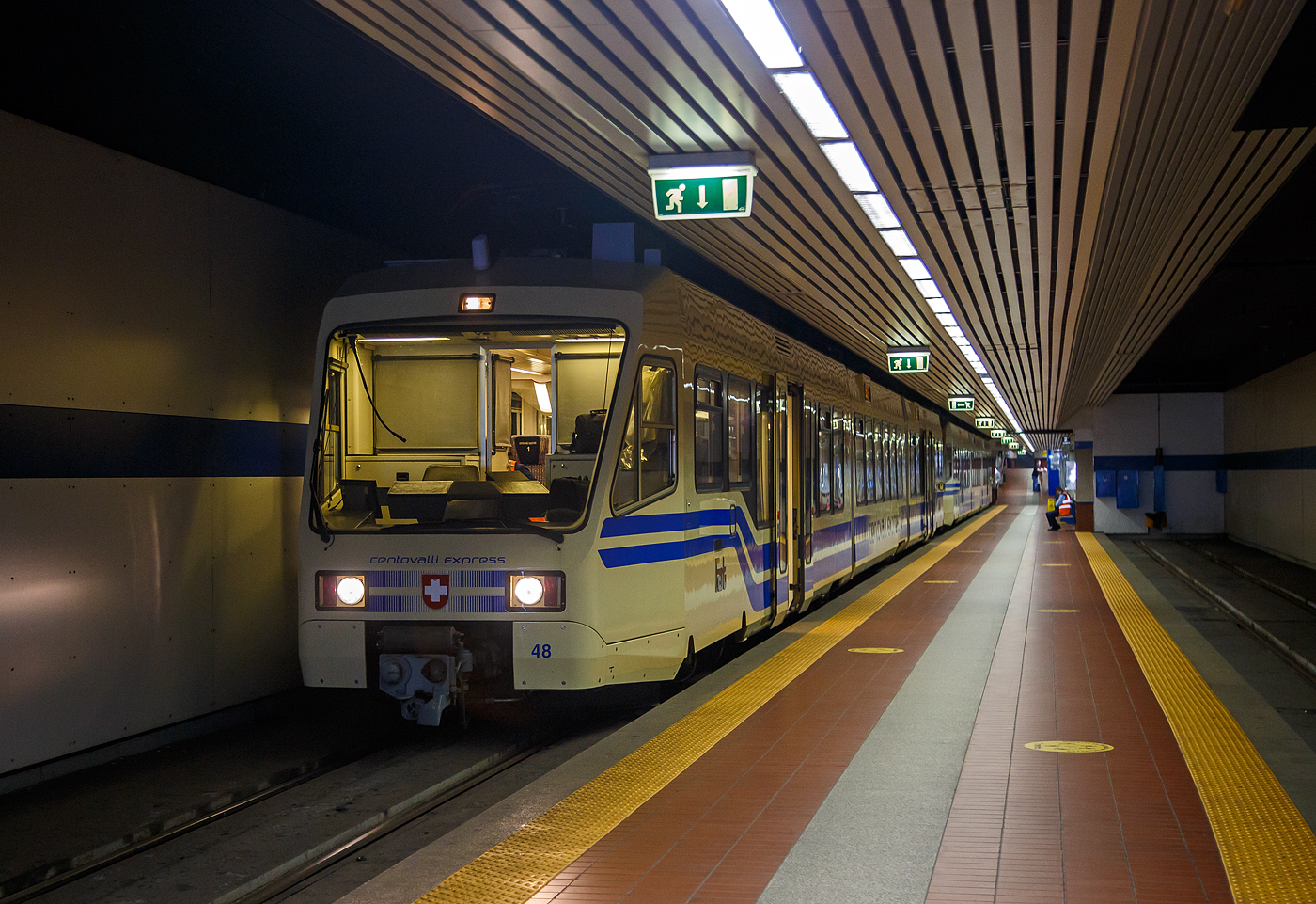 Die beiden „centovalli express“ elektrische Gelenktriebwagen ABe 4/8 48  Losanna  (90 85 843 0048-1) und 47  Citt� di Berna  (90 85 843 0047-3), ex ABe 4/6 58 und 57) der schweizerischen FART (Ferrovie autolinee regionali ticinesi) stehen am 26 Mai 2023 im SSIF-Bahnhof Domodossola (I) zur Abfahrt bereit. SSIF ist die Abk�rzung f�r die Societ� subalpina di imprese ferroviarie.

Die beiden Triebwagen sind ehemalige zweiteilige Gelenktriebwagen mit Niederfluranteil vom Typ ABe 4/6 (Nr. 57 und 58). Im Jahr 2011 lie� die FART die vier ABe 4/6 55–58 zu ABe 4/8 verl�ngern. Die zus�tzlichen Wagenk�sten wurden bei Bombardier in Villeneuve gefertigt und eingebaut. Nach dem Umbau erhielten die Fahrzeuge die Nummern 45–48. Sie besitzen nun 119 Sitzpl�tze, davon 31 in der 1. Klasse.

Diese Gelenktriebwagen mit Niederfluranteil, besitzen keine Jakobs-Drehgestelle, sondern die antriebslosen Laufgestelle sitzen fest unter der einer End-Wagenh�lfte und dem Mittelteil, welche mit dem n�chten Wagenwasten �ber ein Wagengelenk verbunden ist. Dadurch konnte der Niederflurbereich �ber die Wagen�berg�nge durchgezogen werden, was bei einem Drehgestell unter dem Kastengelenk nicht m�glich gewesen w�re. 

Die beiden angetriebenen Drehgestelle befinden sich unter dem erh�hten Fahrgastraum hinter den F�hrerst�nden. Die 2.650 mm breiten Wagenk�sten sind geschwei�te Stahlkonstruktionen. Jeder der 15.450 mm langen Endwagenk�sten besitzt auf jeder Seite eine zweifl�glige Schwenkschiebet�re. Das neue Mittelteil ist 12.100 mm lang, somit sind dieses Triebwagen nun 44.000 mm lang. Praktisch die komplette Traktions- und Hilfsausr�stung befindet sich auf dem Wagendach, dies auch, weil die Besteller einen freien Durchblick nach vorne durch die F�hrerst�nde auf die Strecke gefordert hatten, was einen Einbau hoher Schr�nke in den Innenraum unm�glich machte. Die eingebaute Toilette wurde als eine eigenst�ndige Baugruppe vorfabriziert und als Ganzes eingebaut. Alle Sitze sind in der Grundkonstruktion gleich. Die Sitze der ersten Klasse besitzen aber andere Armlehnen und sind in der Anordnung 1-2 angeordnet, w�hrend die Sitze der 2. Klasse in der Anordnung 2-2 angeordnet sind.

Zw�lf Gelenk-Triebwagen ABe 4/6 51–58 (FART), 61-64 (SSIF) wurden durch die Firma Vevey Technologies in Villeneuve VD (mechanischer Teil) und die Firma ABB (elektrischer Teil) hergestellt und 1992–1994 in Betrieb genommen. Acht Fahrzeuge gingen an die FART und vier Fahrzeuge an die SSIF, wobei zwischen diesen beiden Bahnen ein Betriebsvertrag besteht und die Fahrzeuge gemeinsam eingesetzt werden. Die Triebwagen k�nnen in Doppeltraktion verkehren und bew�ltigten lange die Hauptlast des  internationalen  Verkehrs der Centovallibahn zwischen Locarno und Domodossola.

Im Jahr 2011 lie� die FART die vier ABe 4/6 55–58 zu ABe 4/8 verl�ngern. Die zus�tzlichen Wagenk�sten wurden bei Bombardier in Villeneuve eingebaut. Nach dem Umbau erhielten die Fahrzeuge die Nummern 45–48. Sie sind nun 44,00 m lang und verkehren als Centovalli-Express.

TECHNISCHE DATEN der ABe 4/8:
Hersteller: Vevey Technologies 8ex ACMV) in Villeneuve VD (mechanischer Teil) und ABB (elektrischer Teil) 
Baujahr: 1992–1994
Umbau durch: Bombardier in Villeneuve im Jahr 2011
Spurweite: 1.000 mm
Achsformel: Bo'2'2'Bo'
L�nge �ber Puffer: 44.000 mm
Breite:  2.650 mm
Achsabstand im Drehgestell:  2.000 mm
Treibraddurchmesser: 	720 mm
Eigengewicht: 60.700 kg
H�chstgeschwindigkeit: 80 km/h
Dauerleistung: 640 kW (4x160kW)
Stromsystem: Strecke 1.200 Volt DC (Fahrzeug 1.350 V DC)
Anzahl der Fahrmotoren: 4
Antrieb: Asynchronmotoren
Steuerung:  GTO-Umrichter

Die Ferrovie autolinee regionali ticinesi, abgek�rzt FART, ist  ein gemischtwirtschaftliches Nahverkehrs- und Tourismusunternehmen im Schweizer Kanton Tessin mit Sitz in Locarno. Das Aktienkapital wird zu 51,40 % vom Kanton Tessin, zu 34,14 % von der Schweizerischen Eidgenossenschaft und zu 7,75 % von Gemeinden gehalten. Die restlichen 6,71 % sind in Privatbesitz. Neben der Centovallibahn betreibrt das Unternehmen ein gro�es Busnetz, die Kleinluftseilbahn Intragna – Pila – Costa und die Kleinluftseilbahn Verdasio – Rasa.

AKTUELL:
Der Gelenktriebwagen ABe 4/6 54 „Intragna“, wie auch die 2011 zu ABe 4/8 verl�ngerten Schwestern ABe 4/8 45 bis 48 (ex Abe 55 bis 58), wurde 2025 von der FART an italienische FGC - Ferrovia Genova–Casella (Eisenbahn Genua–Casella) nach Genua verkauft. Die FGC ist auch bekannt als Ferrovia delle tre valli (Eisenbahn der drei T�ler) und Trenino di Casella (B�hnchen von Casella). Vermutlich m�ssen die Triebwagen aber etwas angepasst werden, da die FGC unter 3.000 Volt DC f�hrt. 

