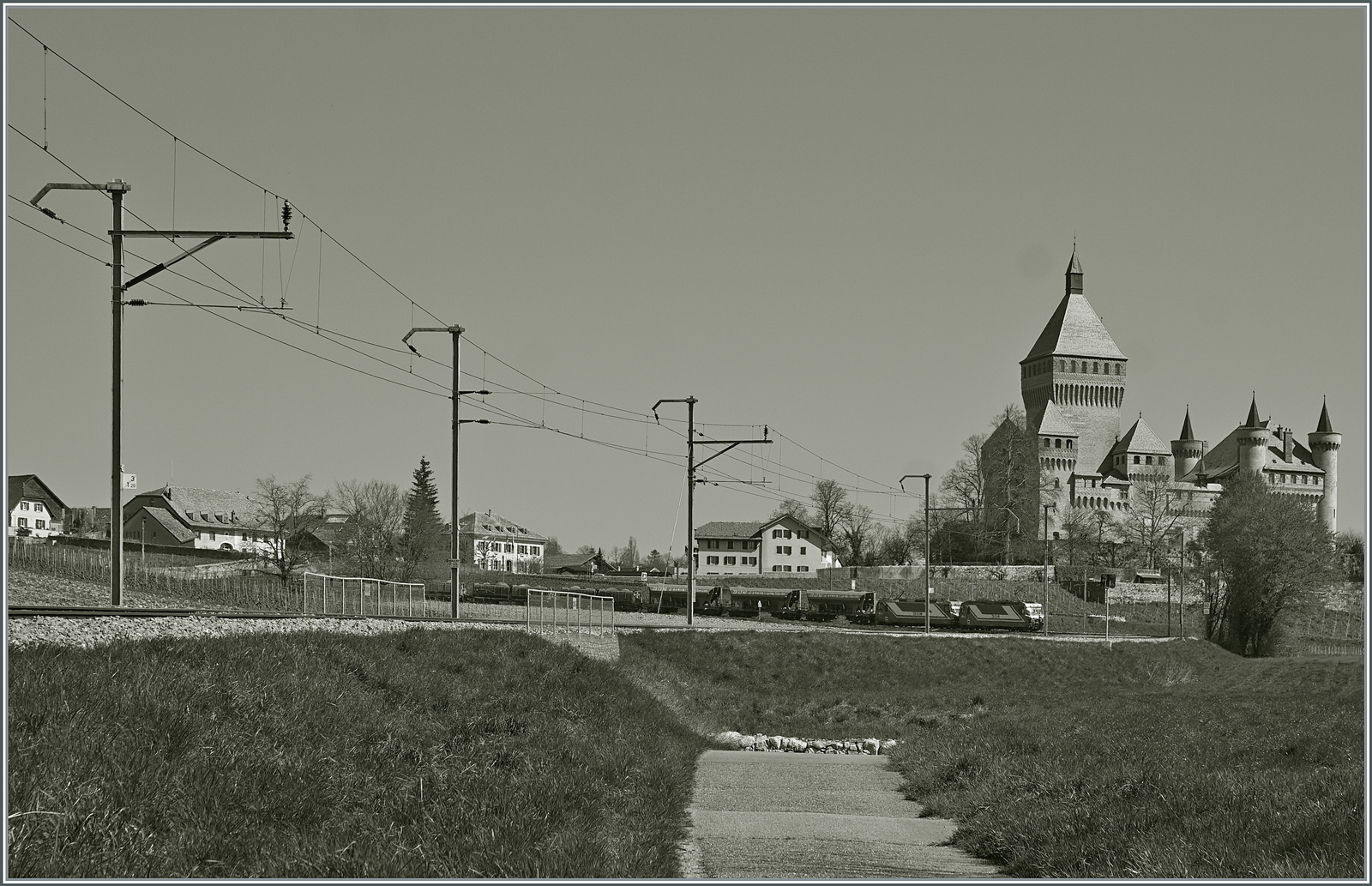 Die beiden BAM MBC Ge 4/4 21 und 22 sind mit ihrem Kieszug Apples - Morges - Gland bei Vufflens le Château unterwegs.

5. April 2023