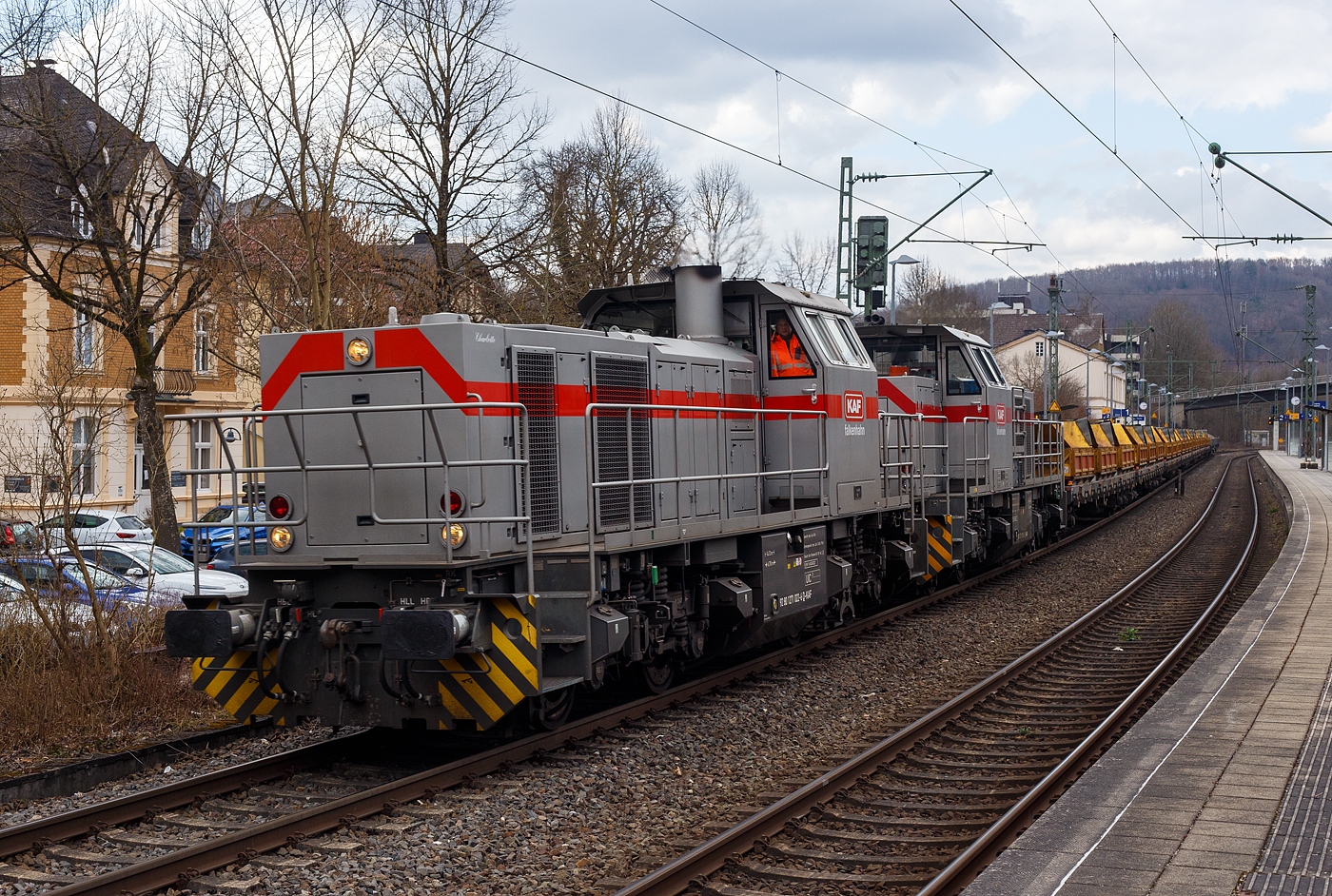 Die beiden Vossloh G 1000 BB der KAF Falkenhahn Bau AG fahren in Doppeltraktion am 14 März 2025 mit einem Bauzug/Schotterzug, bestehend aus KAF Kippwagen MK 45 DH „LW-Kipper“ der Gattung Rlps und am Zugende Flachwagen der Gattung Gattung Slmns1, durch den Bahnhof Kirchen/Sieg in Richtung Köln. Vorne die 271 022-6 „Charlotte“ (92 80 1271 022-6 D-KAF), ex MRCE bzw. ex HGK DH 49 und dahinter die 271 006-9 „Julius“ (92 80 1271 006-9 D-KAF)

Nochmals einen lieben Gruß an das nette Lokpersonal zurück. 

Die 271 022-6 „Charlotte“ wurde 2005 von Vossloh in Kiel unter der Fabriknummer 5001568 gebaut. Zum 01.01.2021 wurde sie an die KAF Falkenhahn Bau AG verkauft.

Die 271 006-9 „Julius“ wurde 2016 von Vossloh in Kiel unter der Fabriknummer 5602198 gebaut und an die Vossloh Locomotives GmbH als 92 80 1271 006-9 D-VL geliefert und war bis 2020 als Mietlok unterwegs. Im Jahr 2020 wurde sie dann an die KAF verkauft.