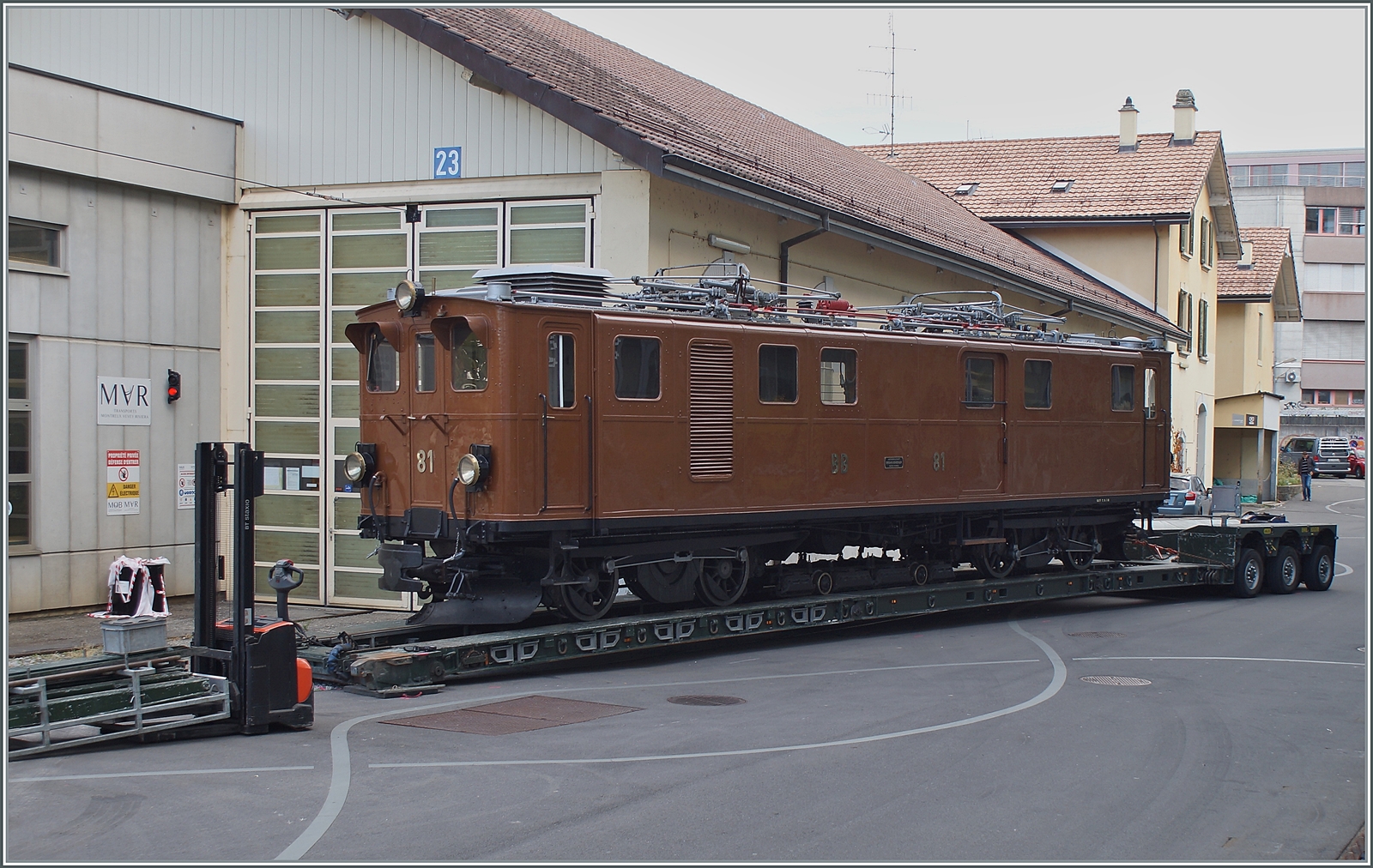 Die Bernina Bahn Ge 4/4 81 der Blonay-Chamby Bahn ist zurück! Nach einem gut einjährigen Aufenthalt in ihrer alten Heimat ist die Lok am 18. Okt. 2022 in Vevey eingetroffen und nur noch wenige Meter von den Schienen ihrer Wahlheimat entfernt. 18. Oktober 2022