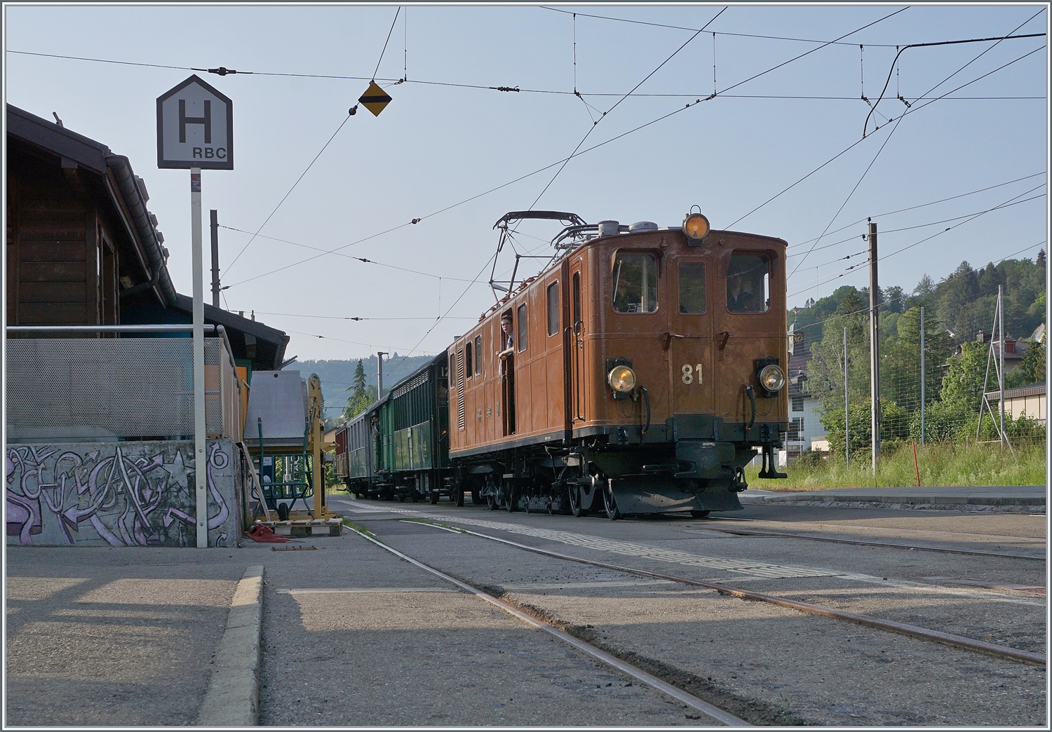 Die Bernina Bahn Ge 4/4 81 ist mit dem Riviera Belle Epoque von Vevey in Blonay angekommen. Diese R�ckleistung am fr�hen Abend zieht verst�ndlicherweise kaum Reisende an, zudem ist Blonay Endstation, nach Chaulin geht es als Leerfahrt.

29. Mai 2023