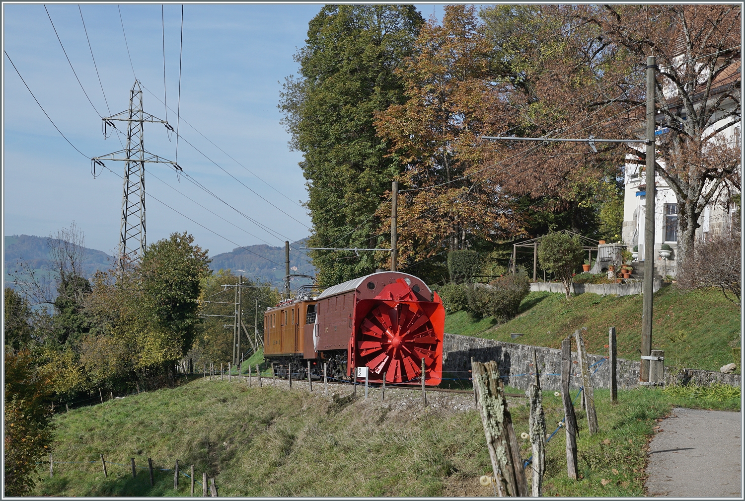 Die Bernina Bahn RhB Ge 4/4 81 der Blonay Chamby Bahn ist mit der Dampfschneeschleuder X rot d 1052 bei Chaulin auf dem R�ckweg von Vers-Chez- Robert zum Museumsbahnhof. 

30. Okt. 2022