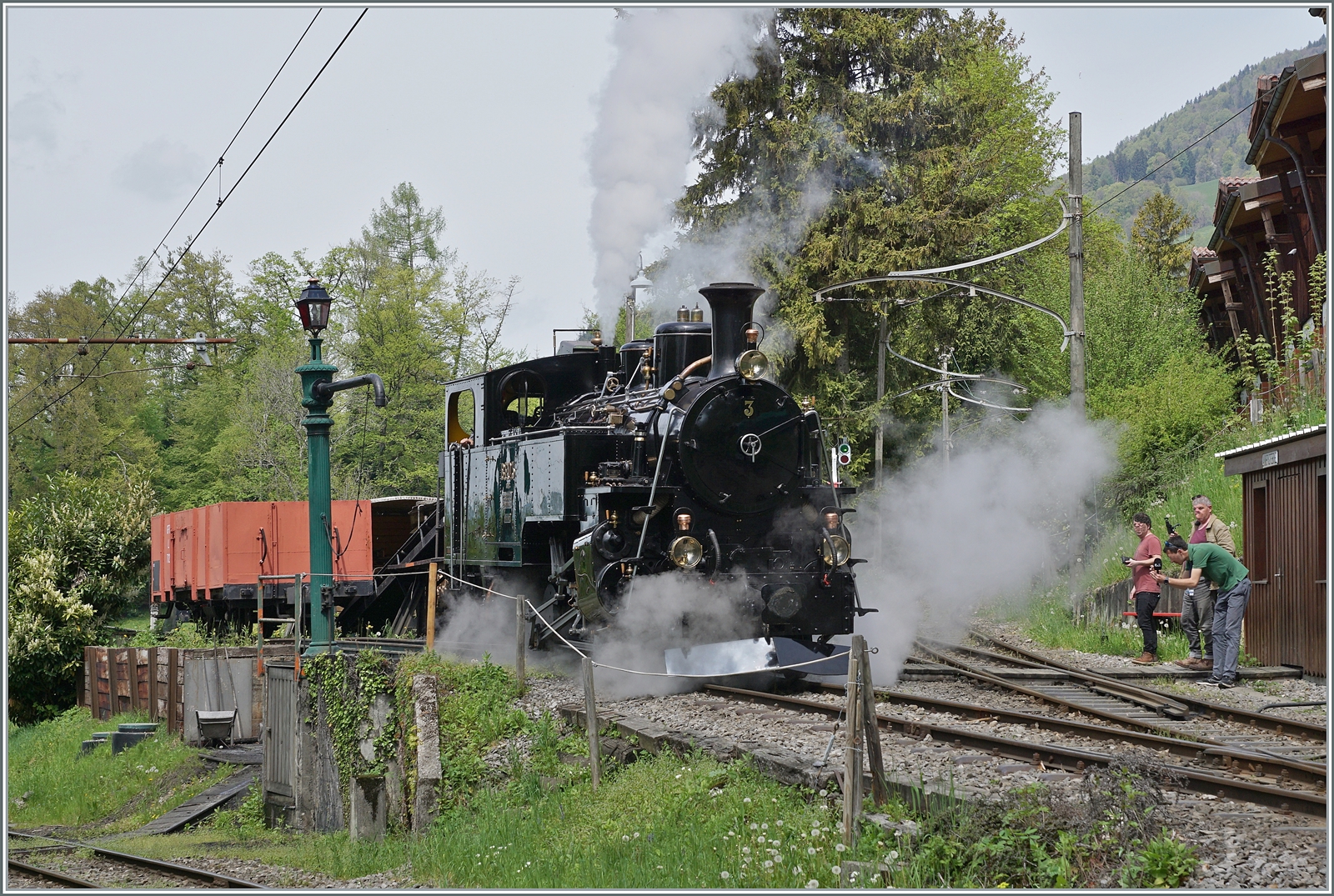 Die BFD HG 3/4 N° 3 im  BW Chaulin .

Rechts im Bild: Mitarbeiter von RAIL ONE, es war äusserst eindrücklich wie RAIL ONE diskret, im Hintergrund ohne das Publikum zu stören die BC filmte. 
Grund genug, hin und wieder RAIL ONE im Internet anzuschauen... 

6. Mai 2023