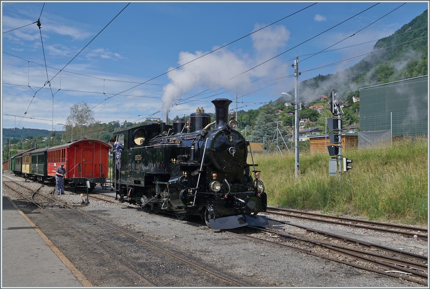 Die Blonay-Chamby BFD HG 3/4 N° 3 übernimmt in Blonay einen Reisezug nach Chaulin. 

6. Juni 2022