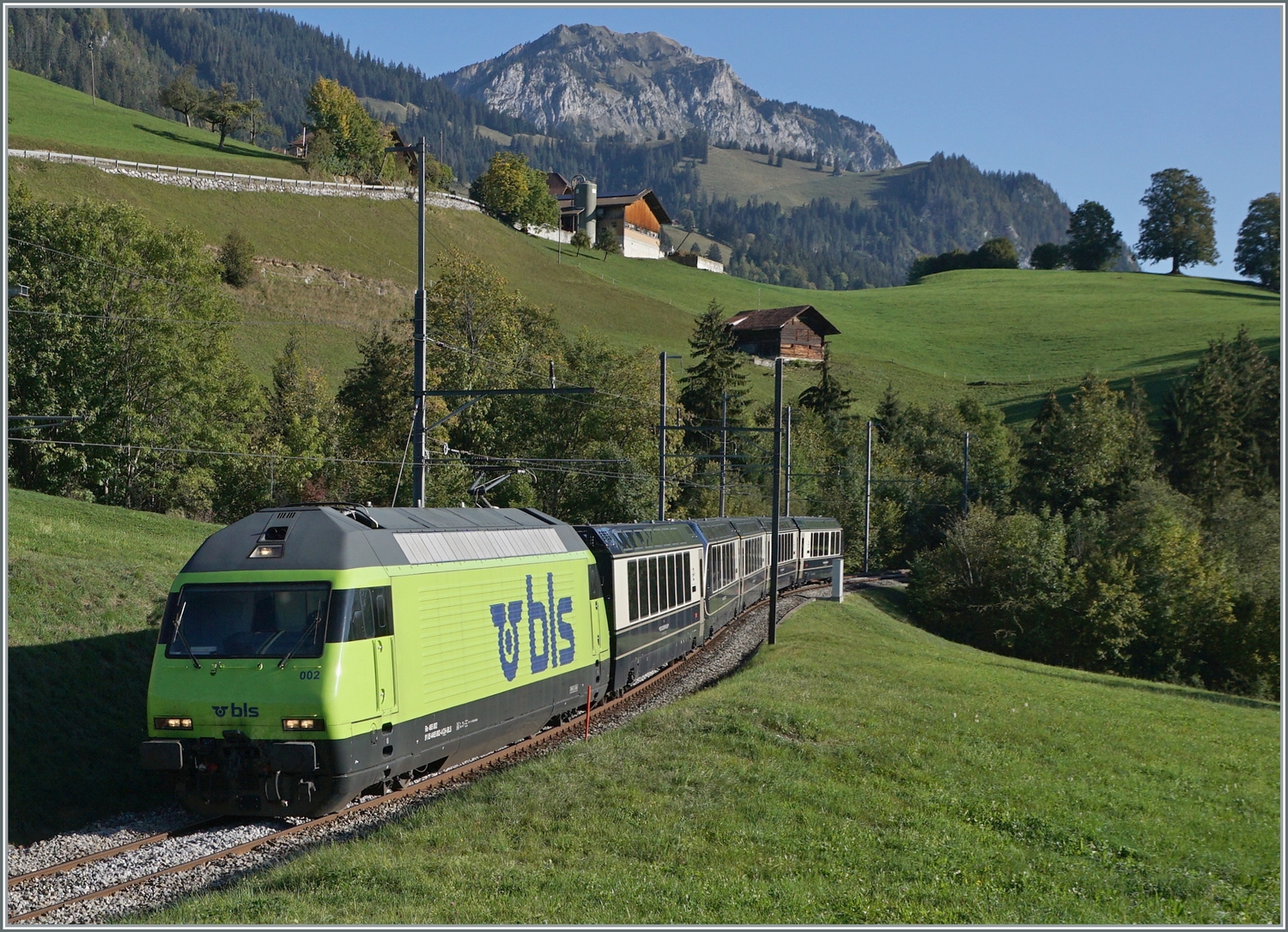 Die BLS Re 465 002 ist mit dem GoldenPass Express 4065 von Interlaken nach Montreux bei Enge im Simmental auf dem Weg nach Zweisimmen, wo der Zug dann umgespurt nach Montreux weiter fahren wird.

7. Oktober 2023