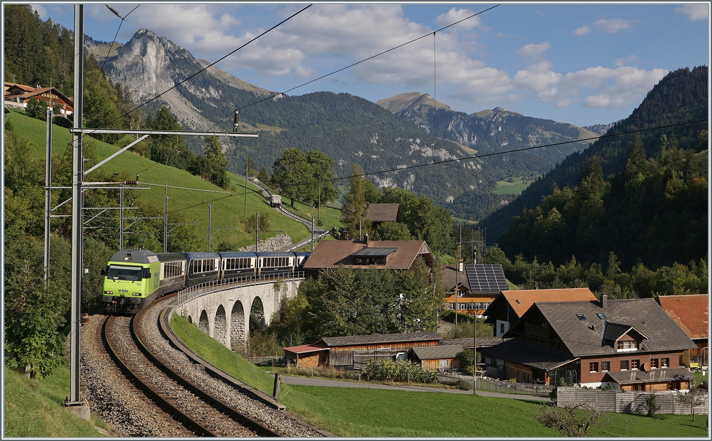 Die BLS Re 465 002 ist bei Garstatt mit den GoldenPass Express 4068 von Interlaken nach Montreux unterwegs und wird in gut einer Viertelstunde von der Schmalspur Ge 4/4 (Serie 8000) der MOB in Zweisimmen abgelöst. 

29. Sept. 2024