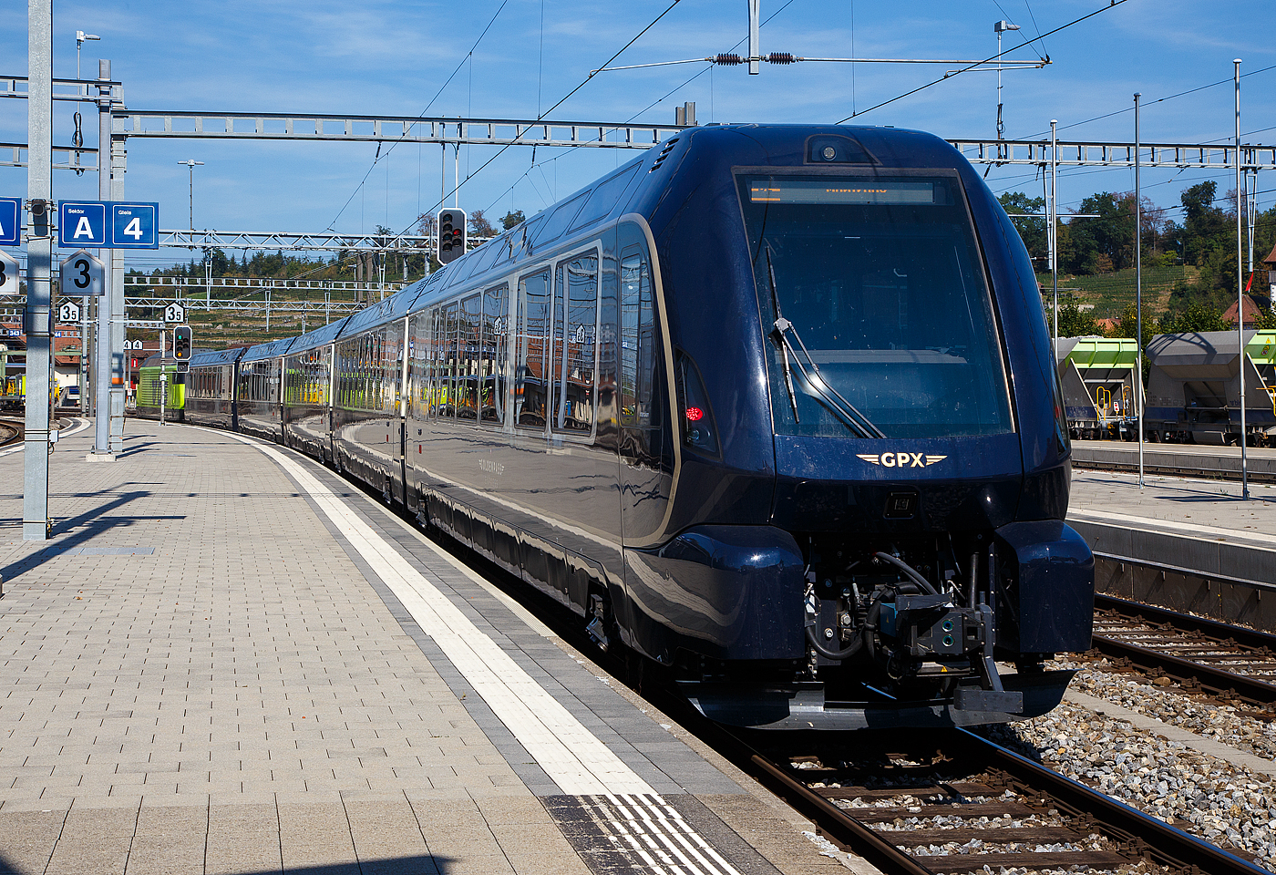Die BLS Re 465 012 (91 85 4 465 012-3 CH-BLS) verl�sst am 11 September 2023, mit dem GoldenPass Express (GPX) von Interlaken Ost via Zweisimmen nach Montreux, den Bahnhof Spiez.

Noch sind es hier, mit dem Interfacewagen (Bsi) direkt hinter der BLS Re 465 012, f�nf Wagen. F�r 2023/24 sind im MOB GoldenPass Express (GPX) noch ein 2. Klasse Niederflurwagen (BsNF 271 – 274) eingeplant, die wohl noch nicht geliefert wurden.
