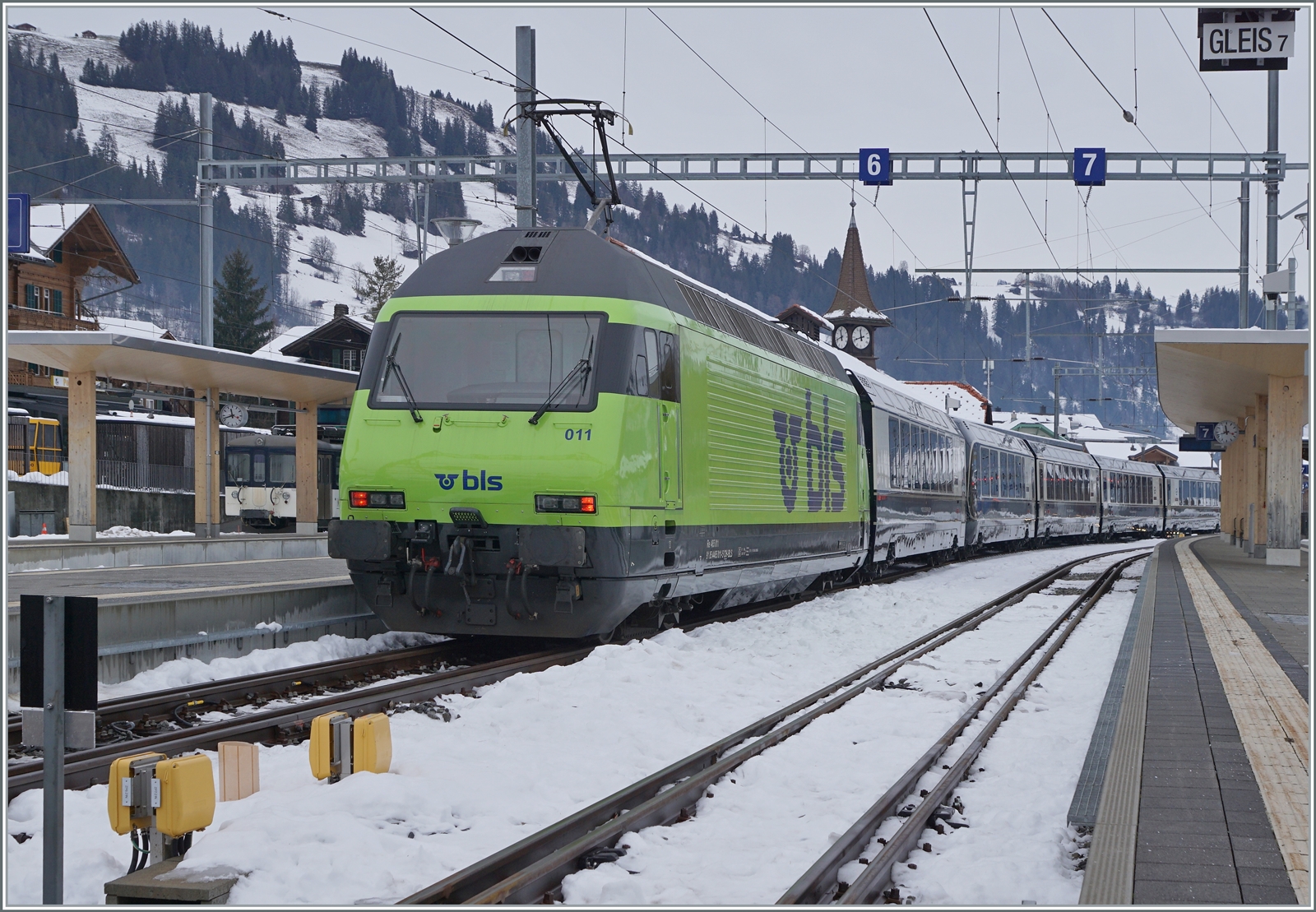 Die BLS Re 465 mit einem  Interface  Wagen hat den Spurwechselzug in Zweisimmen �bernommen und wird ihn nach Interlaken Ost schieben. 

15. Dez. 2022
