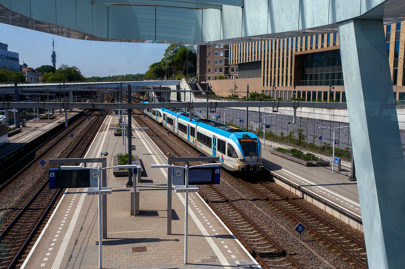 Die Breng 5042 und 5045, zwei gekuppelte dreiteilige diesel-elektrische Stadler GTW 2/8 der BrengDirect (Connexxion/Hermes Groep, Teil der Transdev Nederland) fahren 29 April 2025 von der Bereitstellung in Bahnhof Arnhem Central (Arnheim Hbf) ein wo schon auf Gleis 11 der Breng 5044 wartet, an dem sie dann noch gekuppelt werden. Kurz darauf fahren sie dann in Dreifachtraktion, als Regionalzug (Stoptrein) RS 32, weiter nach Doetinchem. In den Hauptverkehrszeiten fahren die Züge der Breng Direct, von Arnhem Central nach Doetinchem im Viertelstunden-Takt, bzw. weiter bis Winterswijk im Halbstündlichen Takt.

Für die Konzession der Stadtregion Arnhem-Nijmegen wurden insgesamt 9 Zuggarnituren bestellt. Die Züge werden zwischen Arnheim und Doetinchem eingesetzt. Die Garnituren sind Teil der 5000er-Serie von Connexxion (Muttergesellschaft der Hermes bzw. Breng). Die DMU GTW 2/8 wurden 2012 von Stadler Rail im Werk Siedlce in Polen (Stadler Polska Sp. z o.o.) gebaut. Die Auslieferung der Züge erfolgte zwischen September und Dezember 2012. Sie tragen die Nummern 5041–5049 und sind in der Lackierung an die ebenfalls im Konzessionsgebiet verkehrenden blau-weißen Busse angepasst und verfügen über eine 2+2-Konfiguration. Die Züge verfügen über ein kostenloses WLAN-Netz und in der ersten Klasse gibt es 230V-Steckdosen (u.a. für einen Laptop). Durch die Umsetzung von mehr Beinfreiheit im Fahrzeugrundriss konnten im Niederflurbereich vier Fenster vergrößert und das fünfte Fenster verkleinert werden. Es ist aber keine Toilette vorhanden. Technisch ist eine Kupplung der Züge zu vier Zügen möglich, die Konzessionsbestimmungen schreiben jedoch keine Züge mit mehr als drei Zügen vor.

Die Züge bestehen aus einem Aluminiumrahmen mit Stirnfronten aus glasfaserverstärktem Kunststoff, die so die Crashnormen erfüllen. Die Stadler GTW 2/8 besitzen einen Niederfluranteil von ca. 75 %. 

Antrieb mit Dieselmotoren (diesel-elektrisch):
Wie die neueren Arriva (ab 2012) GTW´s besitzen die Triebzüge je zwei Deutz-Dieselmotoren vom Typ TCD 16.0 V8, diese entsprechen der Euro 3b-Norm.  Der wassergekühlter 8-Zylinder Motor in V-Ausführung (90°) mit Common Rail Einspritzsystem, Turboaufladung und Ladeluftkühlung mit einer Leistung von 520 kW erfüllt die Abgasnormen EU Stufe V / US Tier 4. Bei einer Drehzahl von 1.400 U/min erbringt der Motor ein maximales Drehmoment von 2.890 Nm.
Weitere Motordaten:
Hubraum: 15.9 l (Bohrung Ø 123 mm x 140 mm Hub)
Leistung: 520 kW (697 PS) bei 2.100 U/min
Max. Drehmoment: 2.890 Nm bei 1.400 U/min
Leerlaufdrehzahl: min. 600 U/min
Länge x Breite x Höhe: 1.150 x 945 x 1.170 mm
Gewicht (trocken): 1.260 kg

Die redundante Antriebsausrüstung besteht aus 2 Antriebssträngen mit je 1 Dieselmotor, Asynchrongenerator, IGBT-Stromrichter und Asynchronfahrmotor. Ein Dieselmotor treibt einen Generator an, der Wechselstrom erzeugt. Dieser Wechselstrom wird durch einen Wechselrichter (Typ ABB BORDLINE CC750 DE) in Drehstrom umgewandelt, der die Fahrmotoren (Typ TSA TMF 50-29-4) antreibt.

TECHNISHE DATEN der GTW 2/8:
Spurweite: 1.435 mm (Normalspur)
Antriebsart: dieselelektrisch
Inbetriebsetzung: 2012
Anzahl: 9
Achsfolge: 2’+2’+Bo’+2’
Länge über Kupplung 55.937 mm
Fahrzeugbreite 2.950 mm
Fahrzeughöhe 4.035 mm
Fußbodenhöhe: Niederflur 830mm / Hochflur 996 mm
Türen je Seite: 3 je 1.300 mm breit
Dienstgewicht (tara): ca. 89 t
Achsabstand im Drehgestell: 2.100 mm
Triebraddurchmesser: 860 mm (neu)
Laufraddurchmesser: 750 mm (neu)
Dieselmotor: Deutz vom Typ TCD 16.0 V8 (s.o.)
Generator: 2 Stück ?
IGBT-Stromrichter: 2 Stück Typ ABB BORDLINE CC750 DE
Traktionsantrieb: 2 Stück TSA TMF 50-29-4 (Motor) vom Hersteller Traktionssysteme Austria GmbH, Wiener Neudorf (Österreich), vermutlich mit Getriebe vom Typ TSA GMK 2-55-495. 
Max. Leistung am Rad: 600 kW (2 x 300 kW)
Anfahrzugkraft: 80 kN
Höchstgeschwindigkeit: 140 km/h
Sitzplätze in der 2. Kl.:  155 (davon 19 Klappsitze)
Sitzplätze in der 1. Kl.:  8
