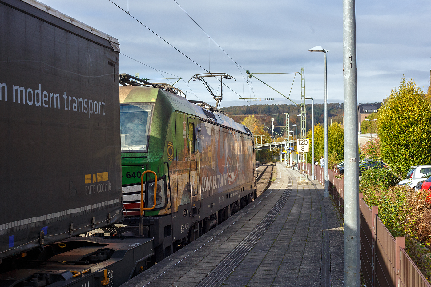 Die bunte und schöne an die TX Logistik AG vermietete Siemens Vectron MS X 4 E – 640 / 193 640-0 “Connected by Rail” (91 80 6193 640-0 D-DISPO) der MRCE Dispolok GmbH (München) fährt am 28.03.2023, mit einem KLV-Zug, durch Scheuerfeld (Sieg) Richtung Köln.

Die Siemens Vectron MS - 6.4 MW wurde 2016 von Siemens in München-Allach unter der Fabriknummer 22164 gebaut. Sie ist in der Variante A09 ausgeführt und hat so die Zulassungen für Deutschland, Österreich und Italien (D / A / I), daher trägt sie auch die Werbung München, Kufstein, Verona (Connected by Rail). Sie hat eine Höchstgeschwindigkeit von 160 km/h.

Die Lok wurde an die MRCE - Mitsui Rail Capital Europe GmbH in München ausgeliefert, seit September 2023 hat die Beacon Rail Metro Finance B.V. die Mitsui Rail Capital Europe B.V. (Amsterdam) und somit auch die Mitsui Rail Capital Europe GmbH im München übernommen, so firmiert sie nun als Beacon Rail Capital Europe GmbH, München (BRCE / DISPO).