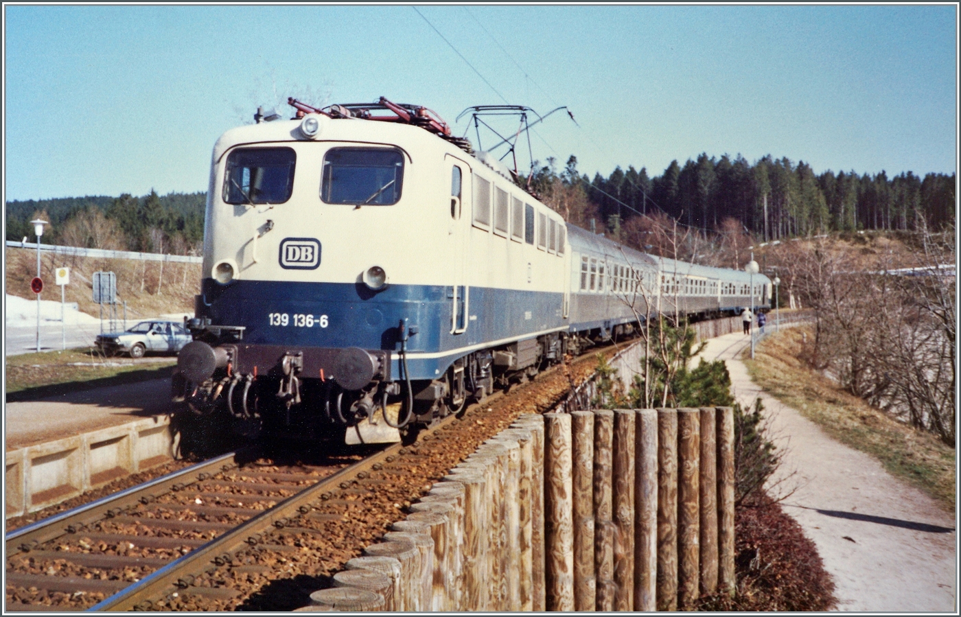 Die DB 139 136-6 erreicht mit ihrem Nahverkerszug auf dem Weg von Seebrugg nach Freiburg i.B. den Halt Schluchsee. 

Analogbild vom April 1988